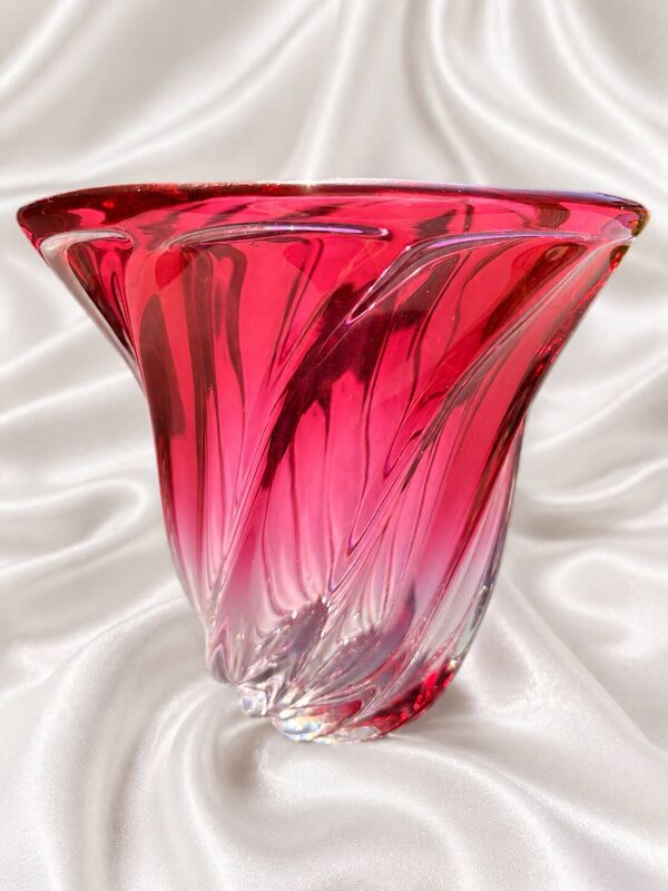 Vase Val Saint Lambert en cristal rose framboise torsadé signé