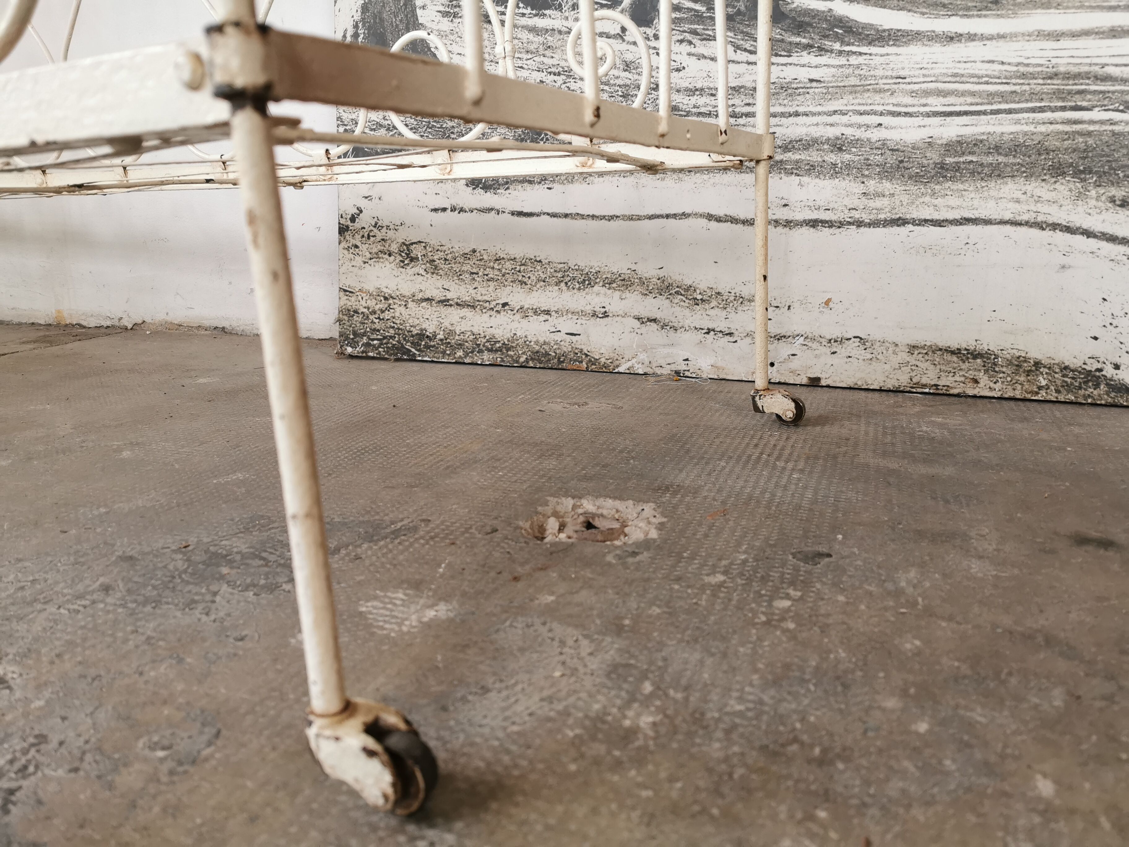 Bed, wrought iron bench