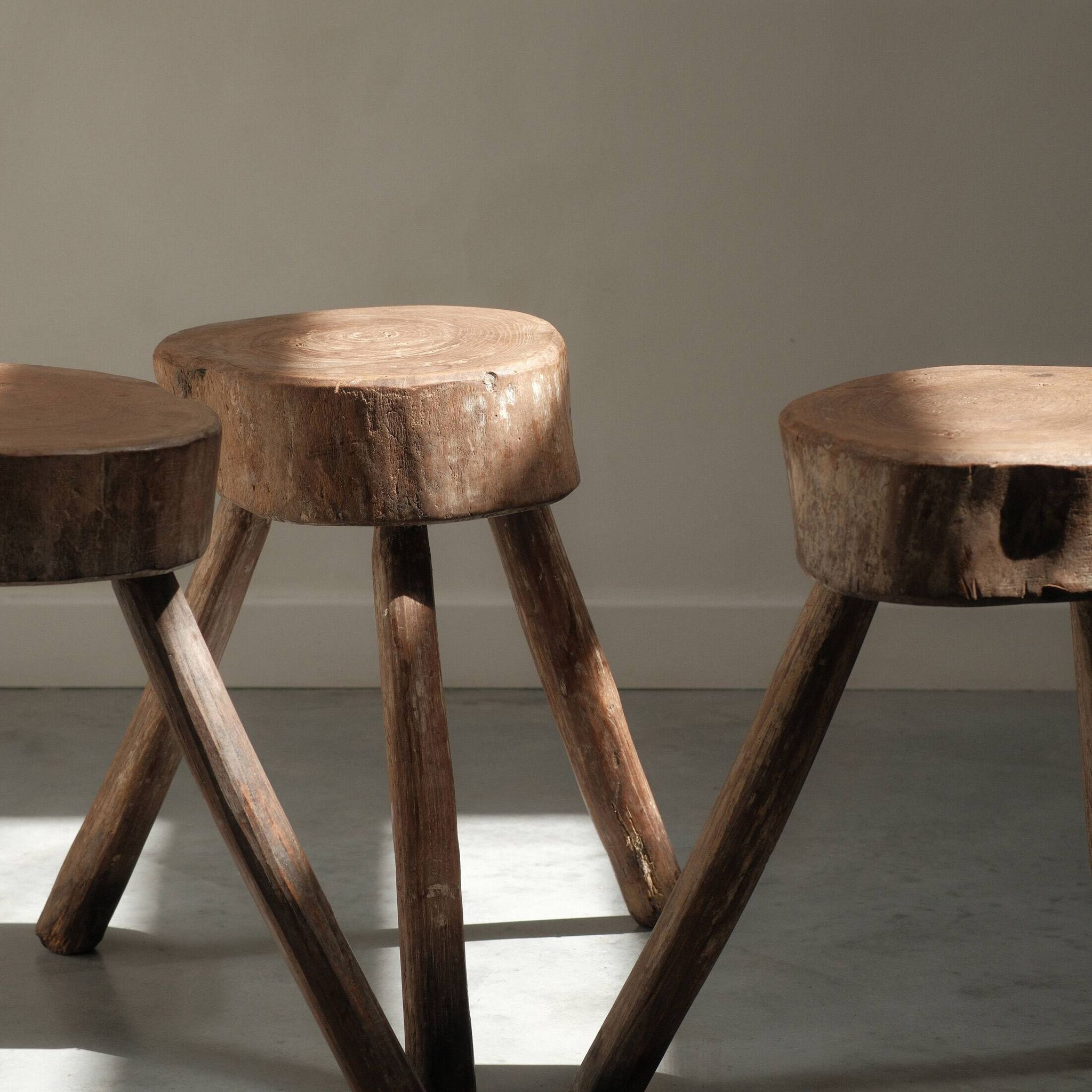 Table basse brutaliste avec tabourets