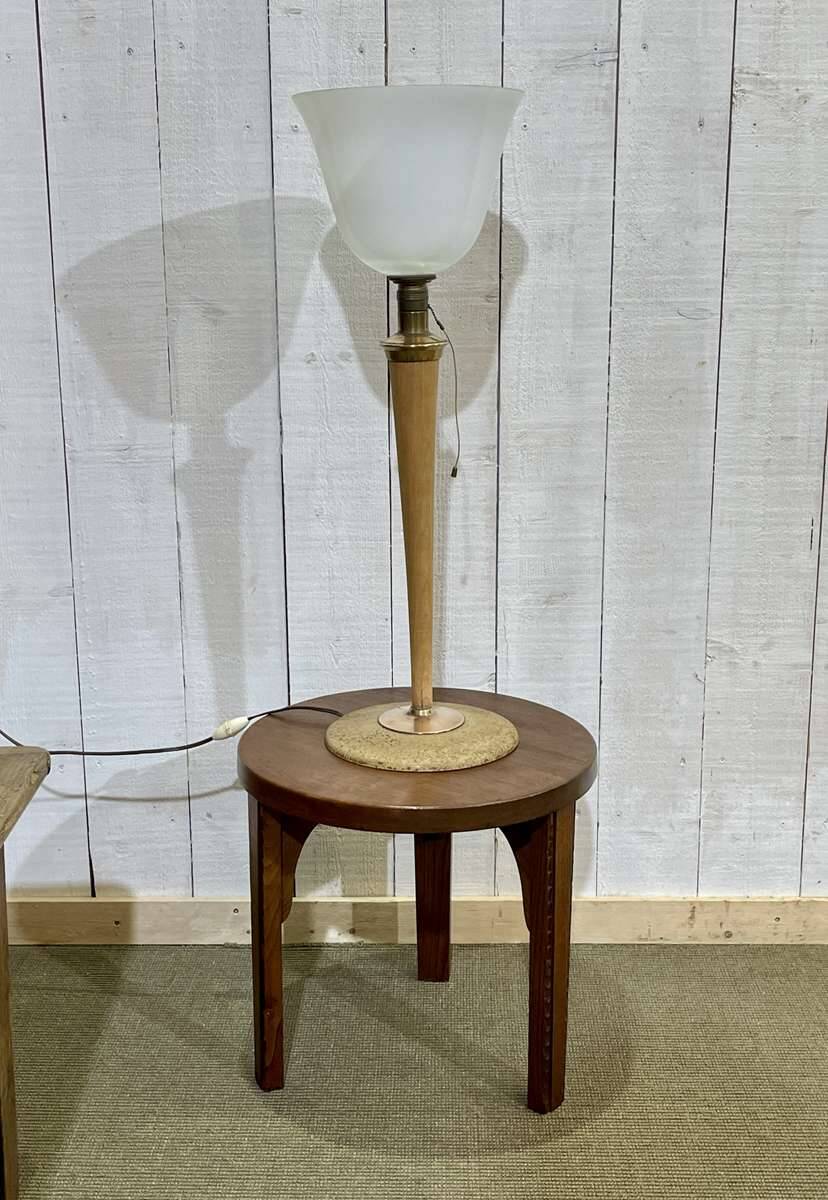 Lampe Mazda des années 1960, piétement en tôle et tronc en bois
