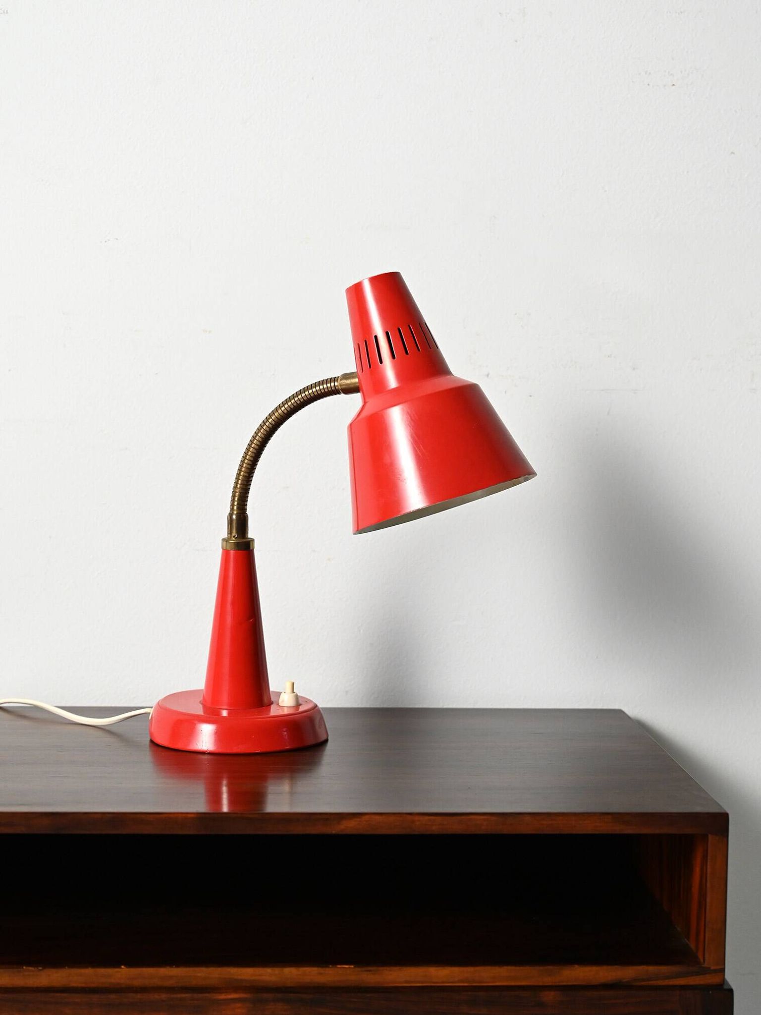 Lampe de table scandinave rouge Gemi, années 1960