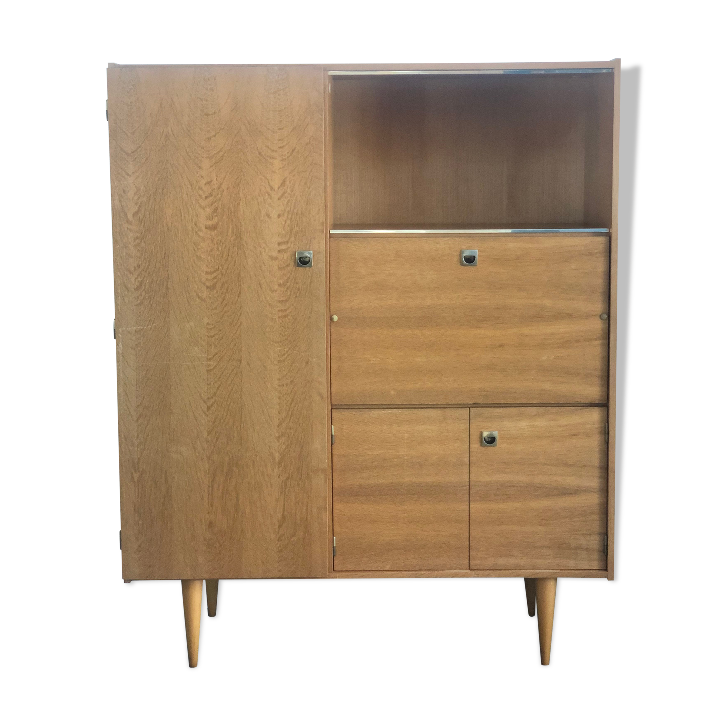Wardrobe secretary