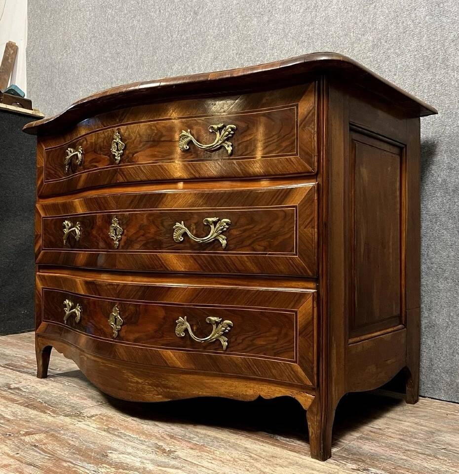 Commode galbée époque Louis XV en marqueterie de bois précieux vers 1750
