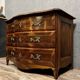 Commode galbée époque Louis XV en marqueterie de bois précieux vers 1750