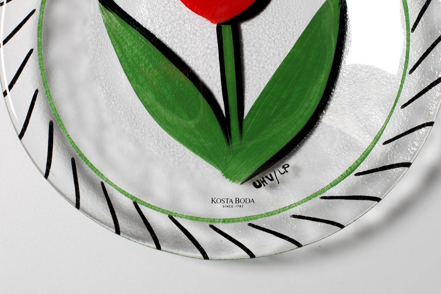 Assiette en verre Kosta Boda vintage : Tulipe rouge Design par Ulrica Hydman Vallien