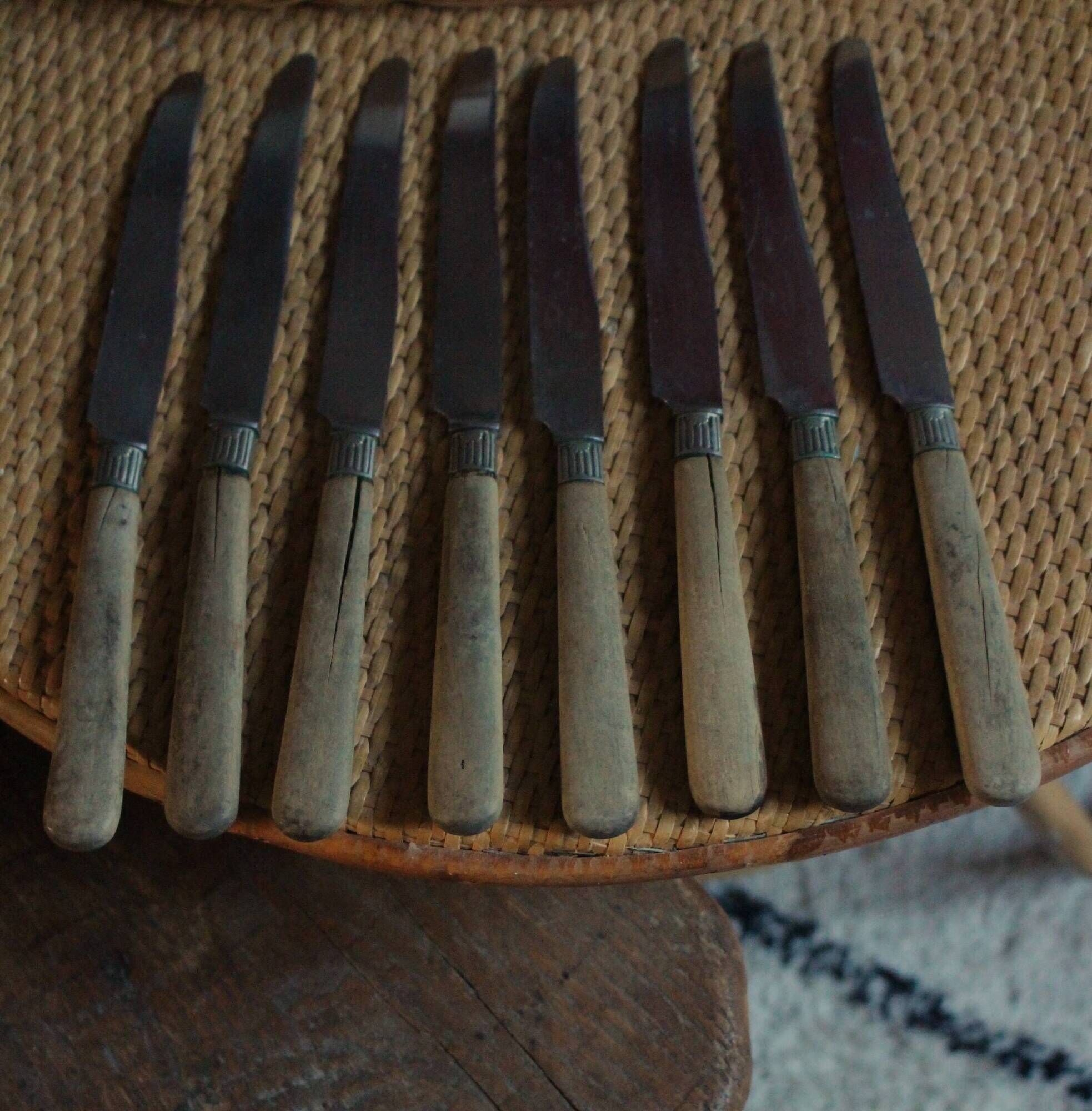 Lot de 8 petits couteaux anciens manche en bois