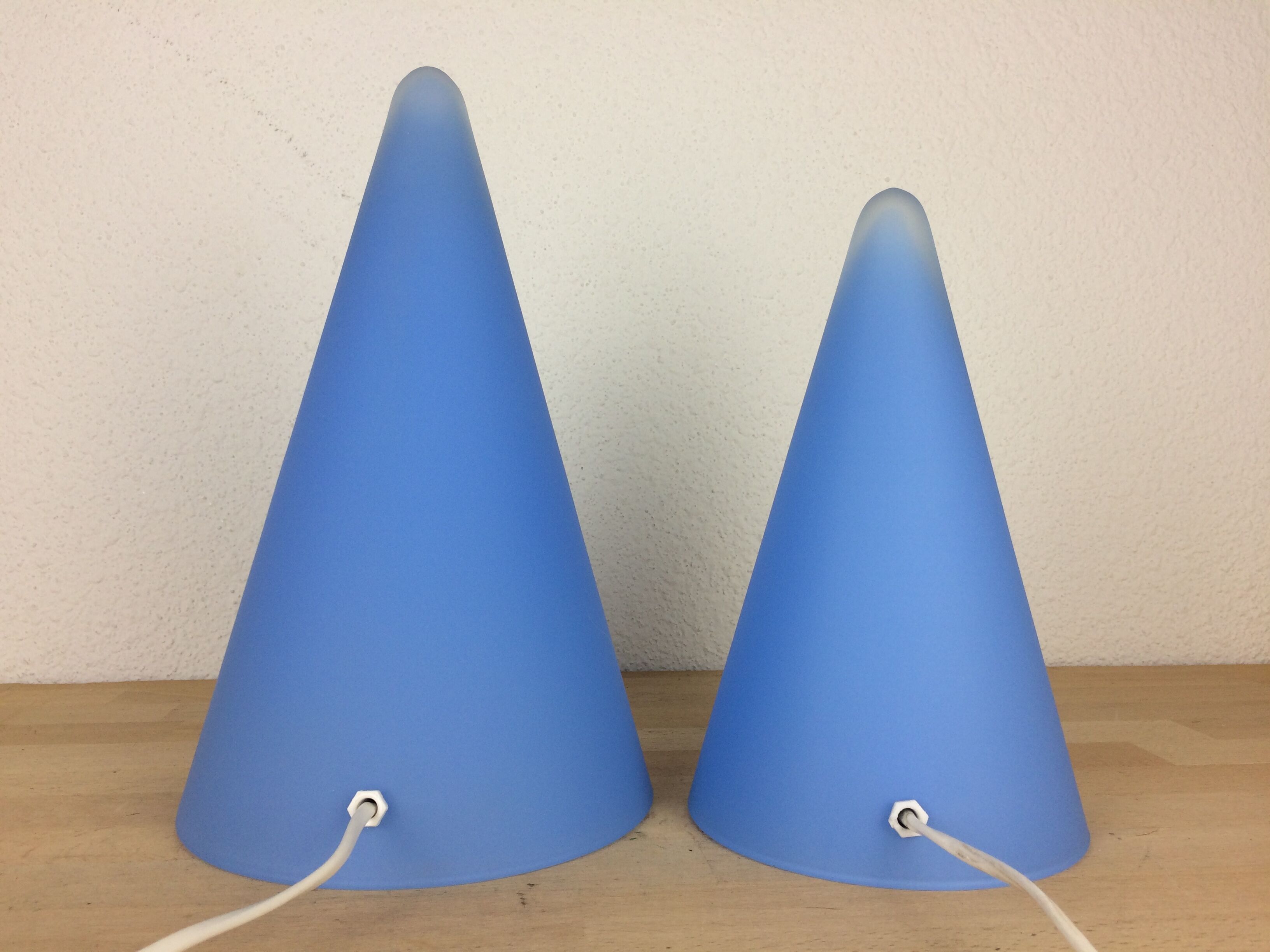 2 lampes coniques Teepee par SCE en verre bleu