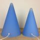2 lampes coniques Teepee par SCE en verre bleu