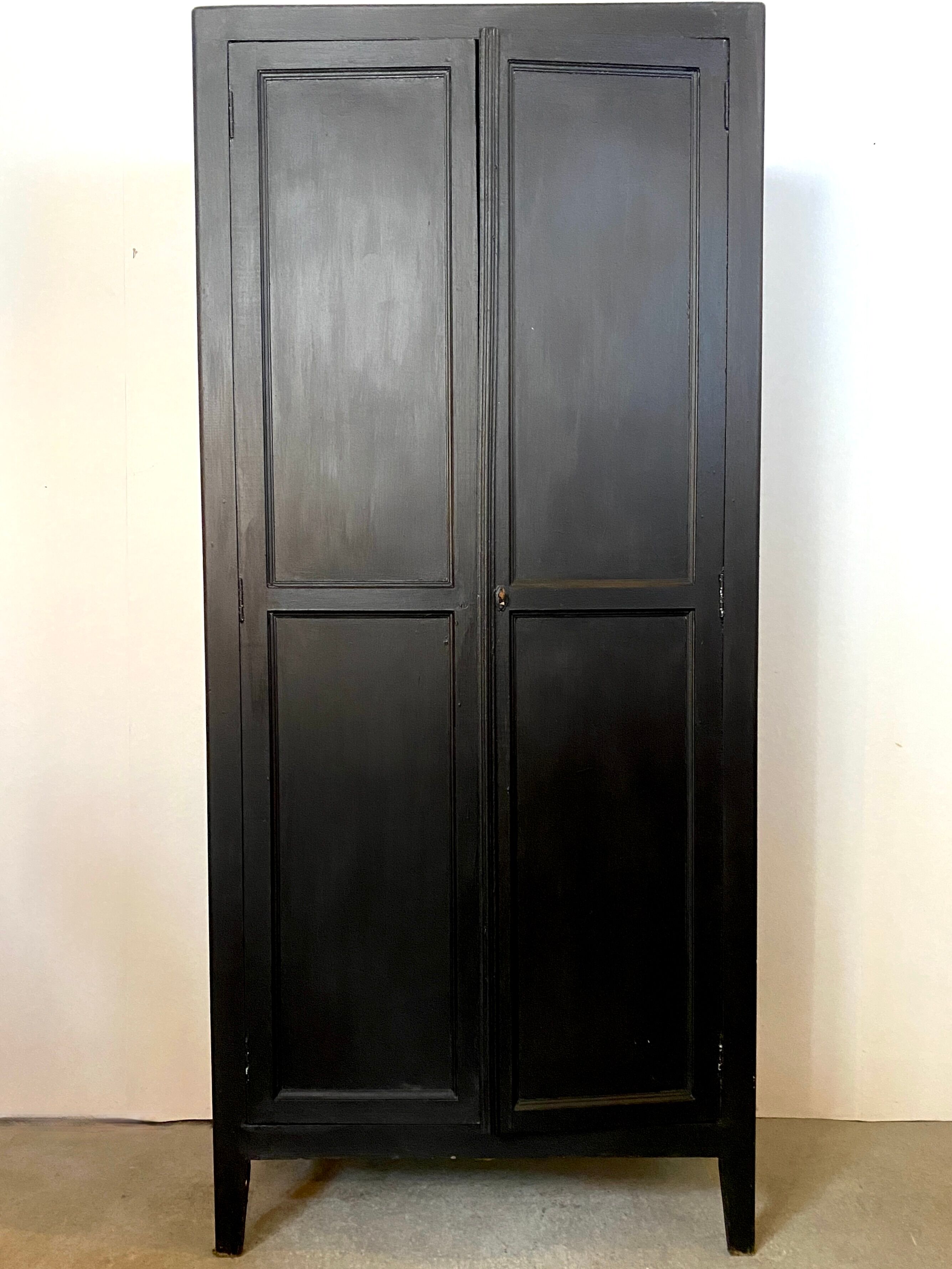 Armoire parisienne vintage noire