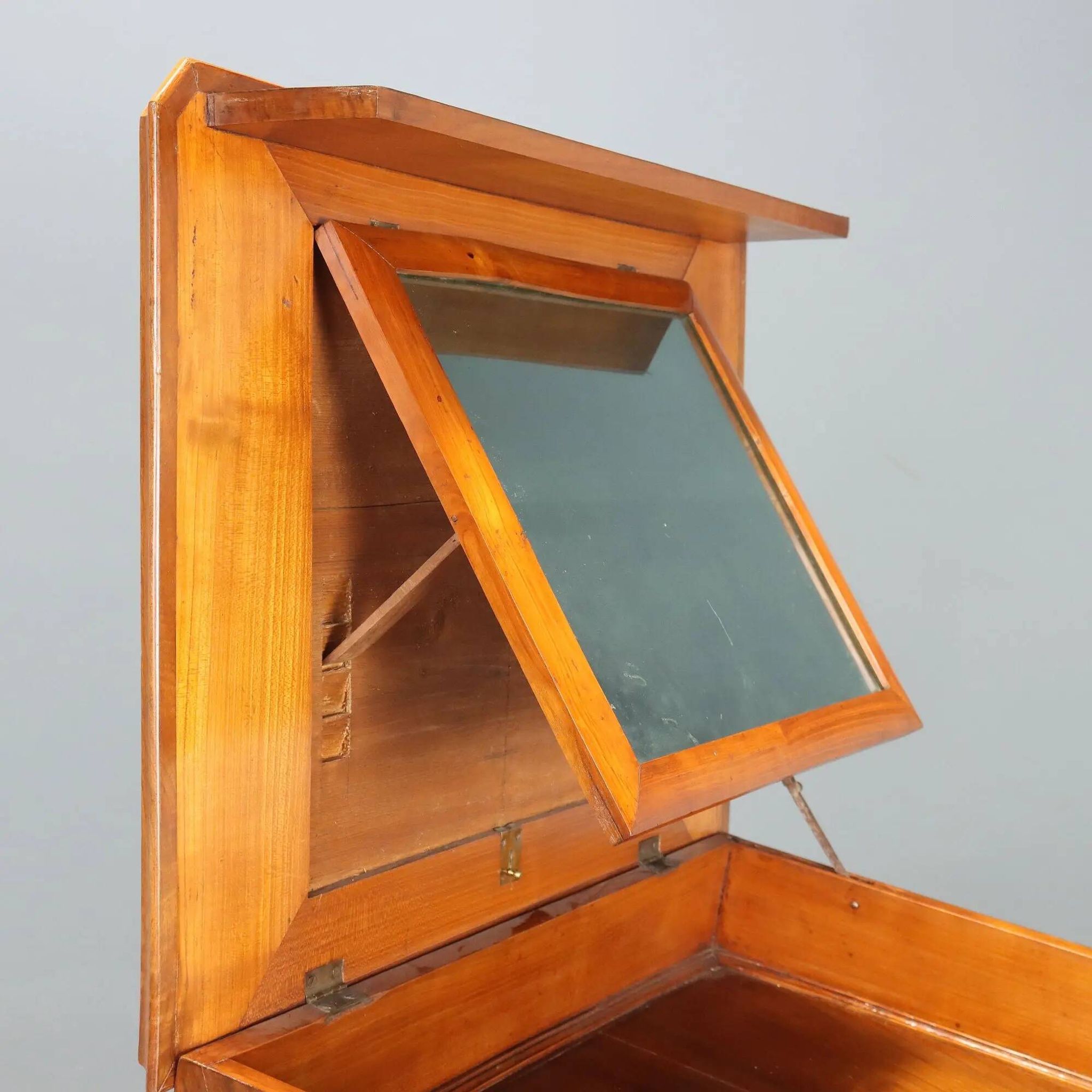 Antique Louis-Philippe hairdresser in walnut and cherry, 19th century.