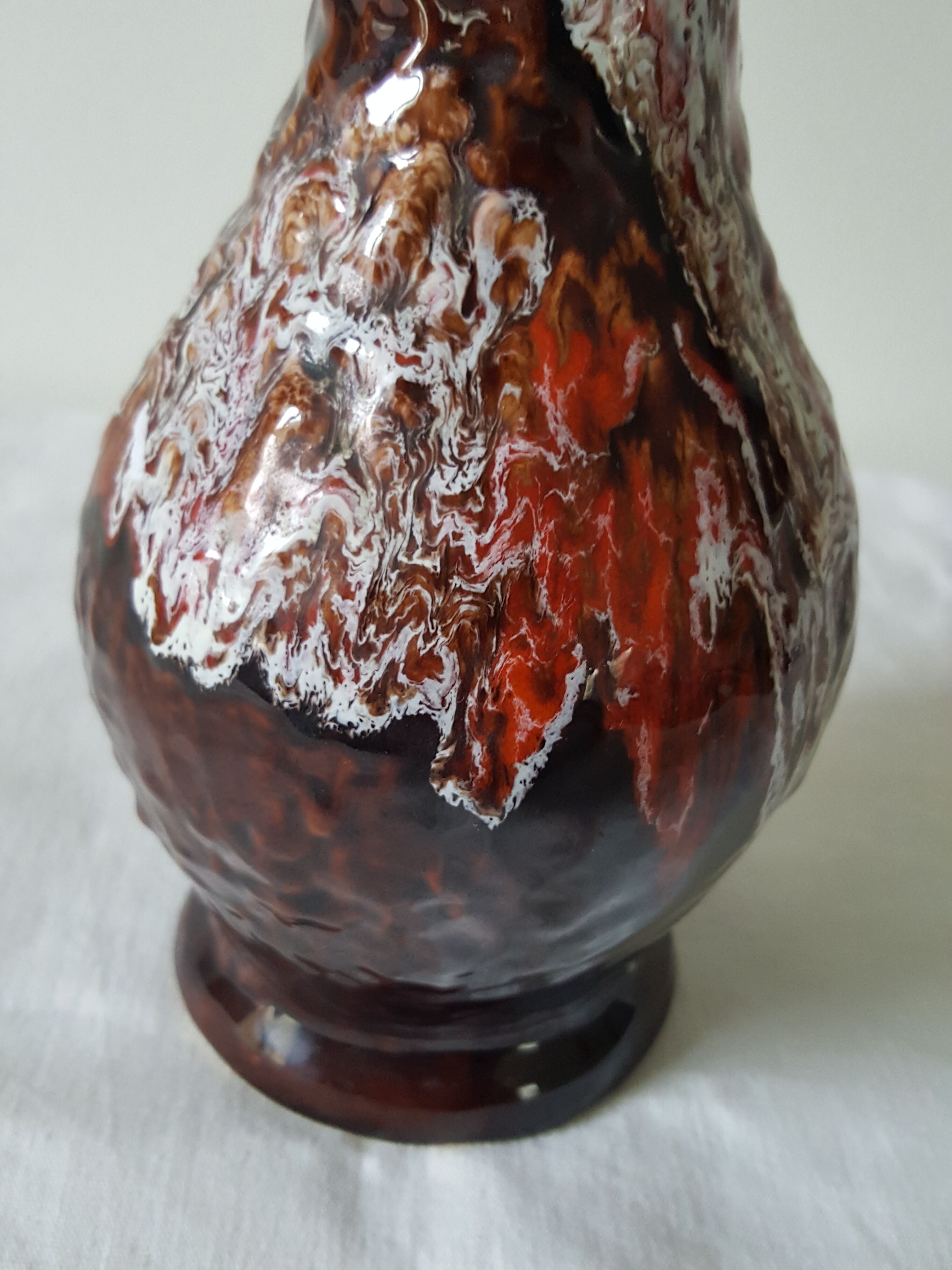 Vase en céramique orange marron avec coulures en relief