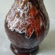 Vase en céramique orange marron avec coulures en relief