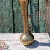 Grand vase en laiton doré et gravé