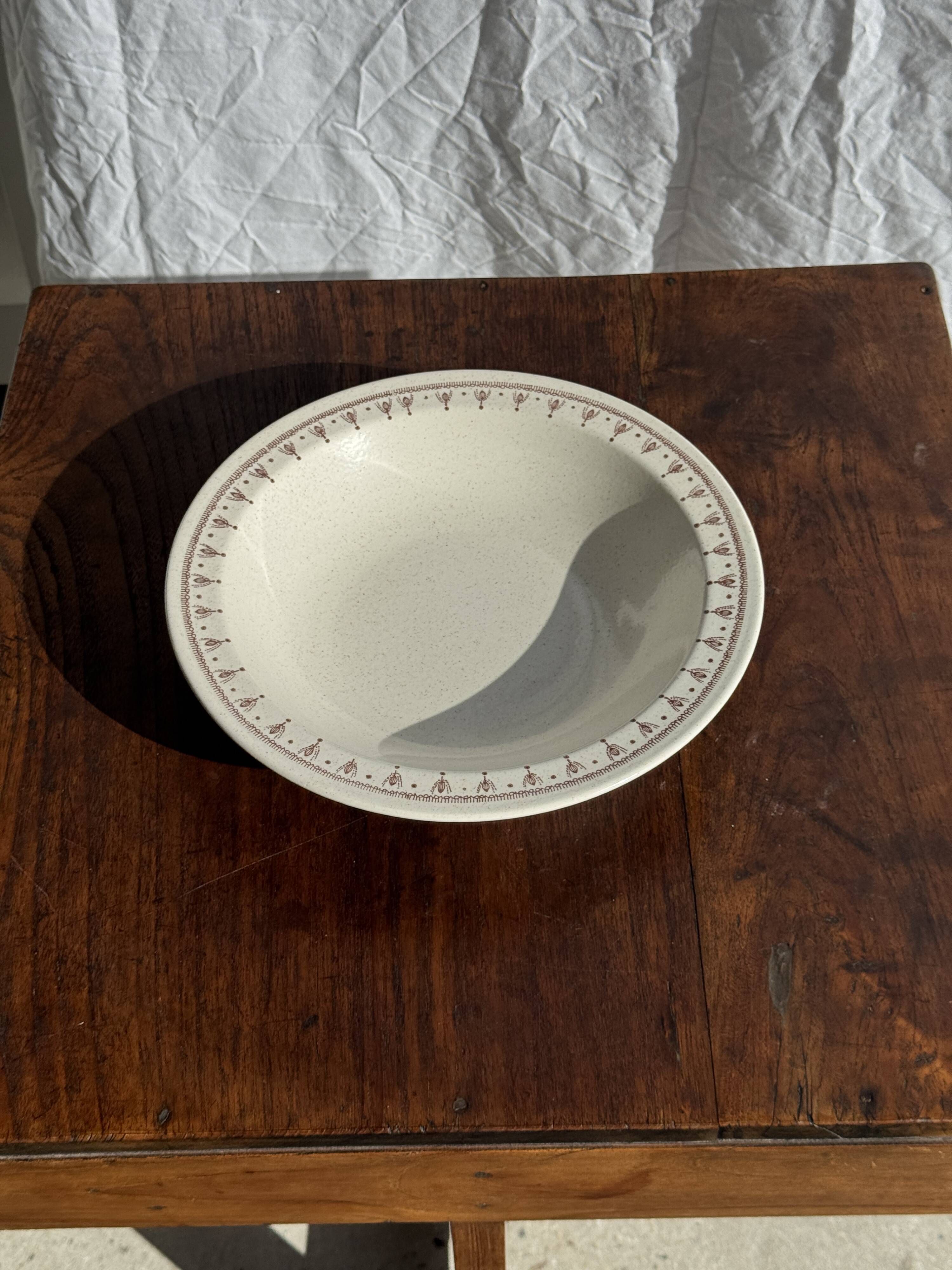 Set of a salad bowl and a vintage brown circular dish D28.