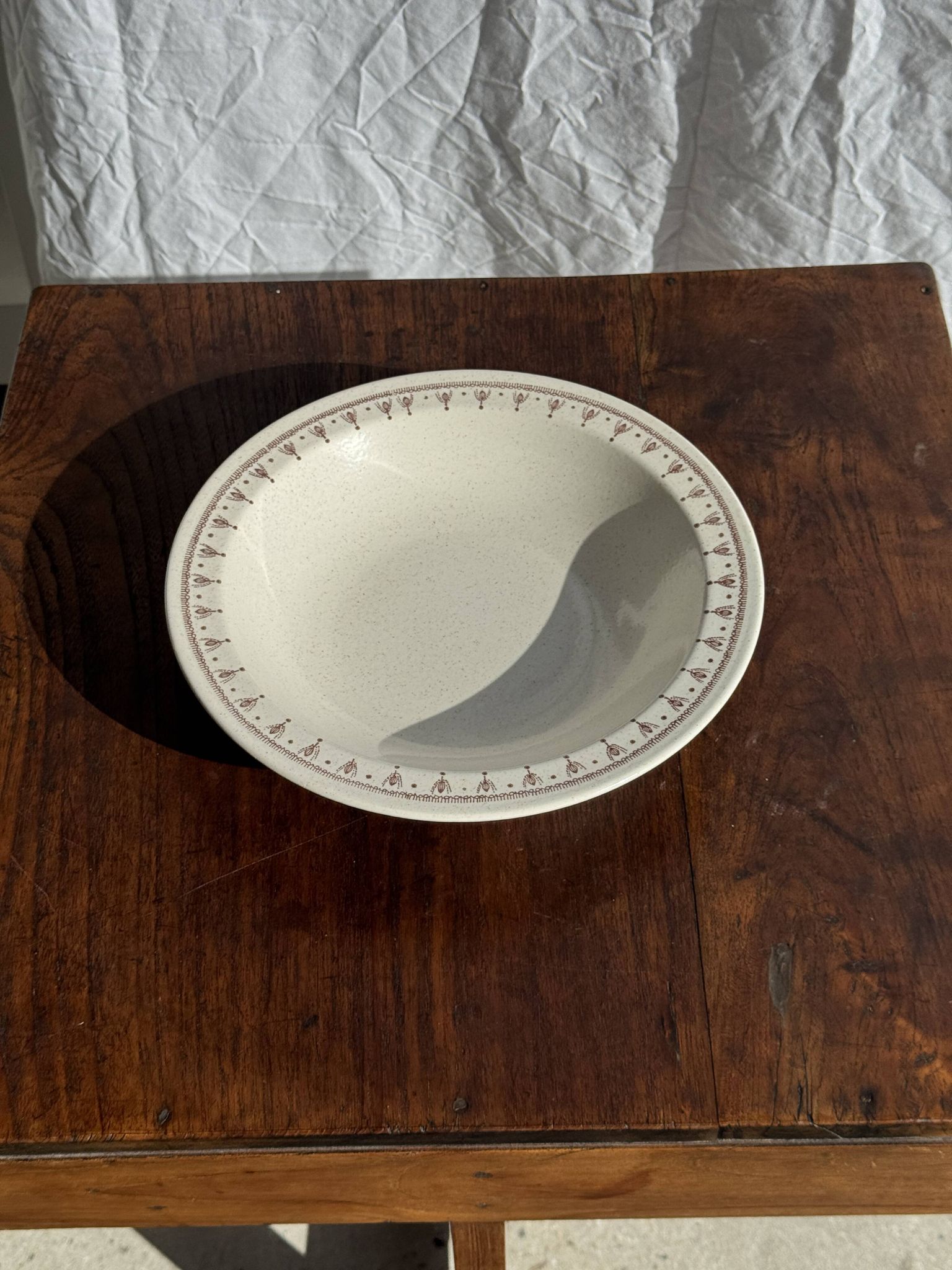 Lot d'un saladier et un plat circulaire frise marron vintage D28
