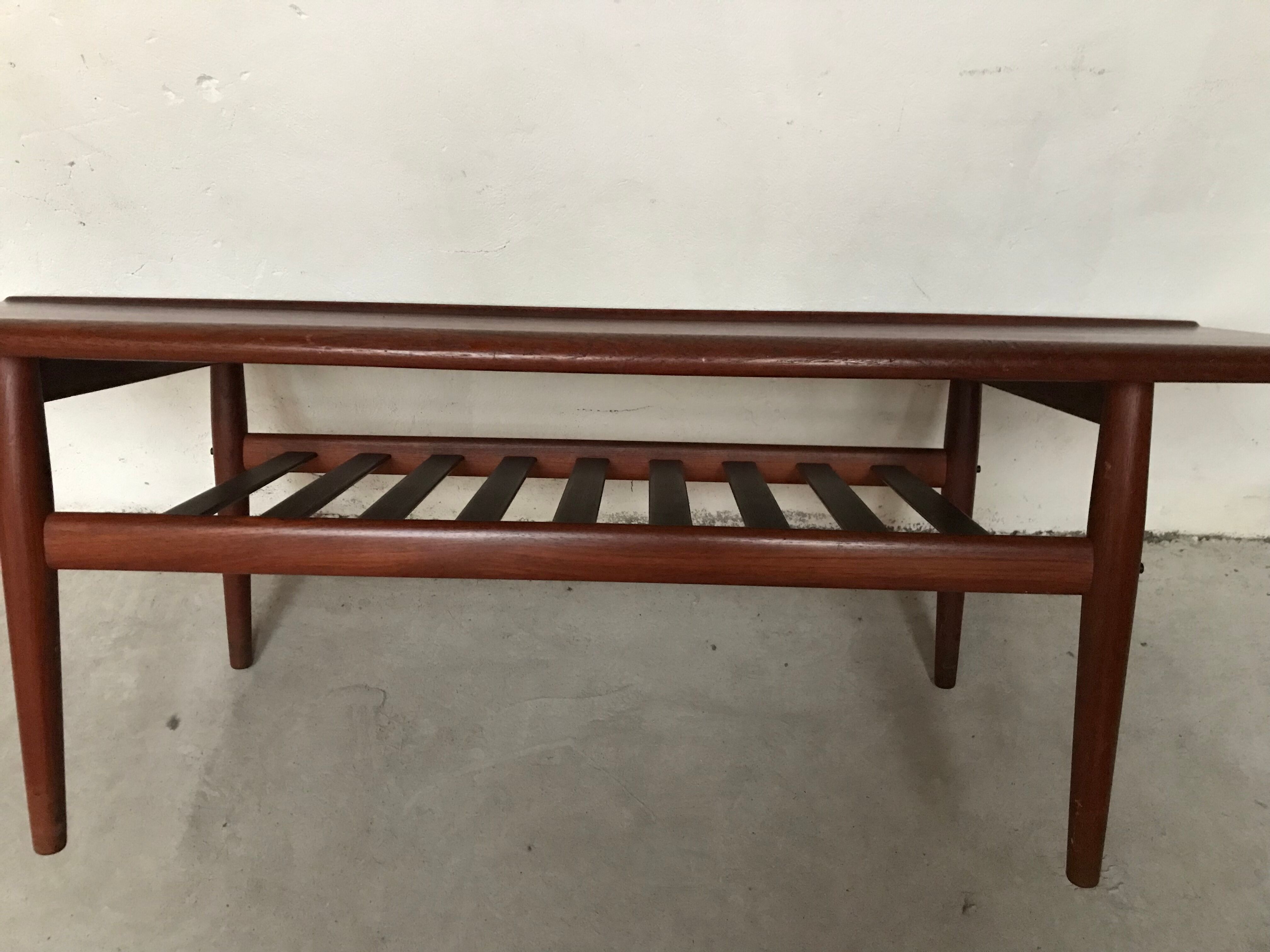 Table basse par Grete Jalk pour Poul Jeppesens en teck