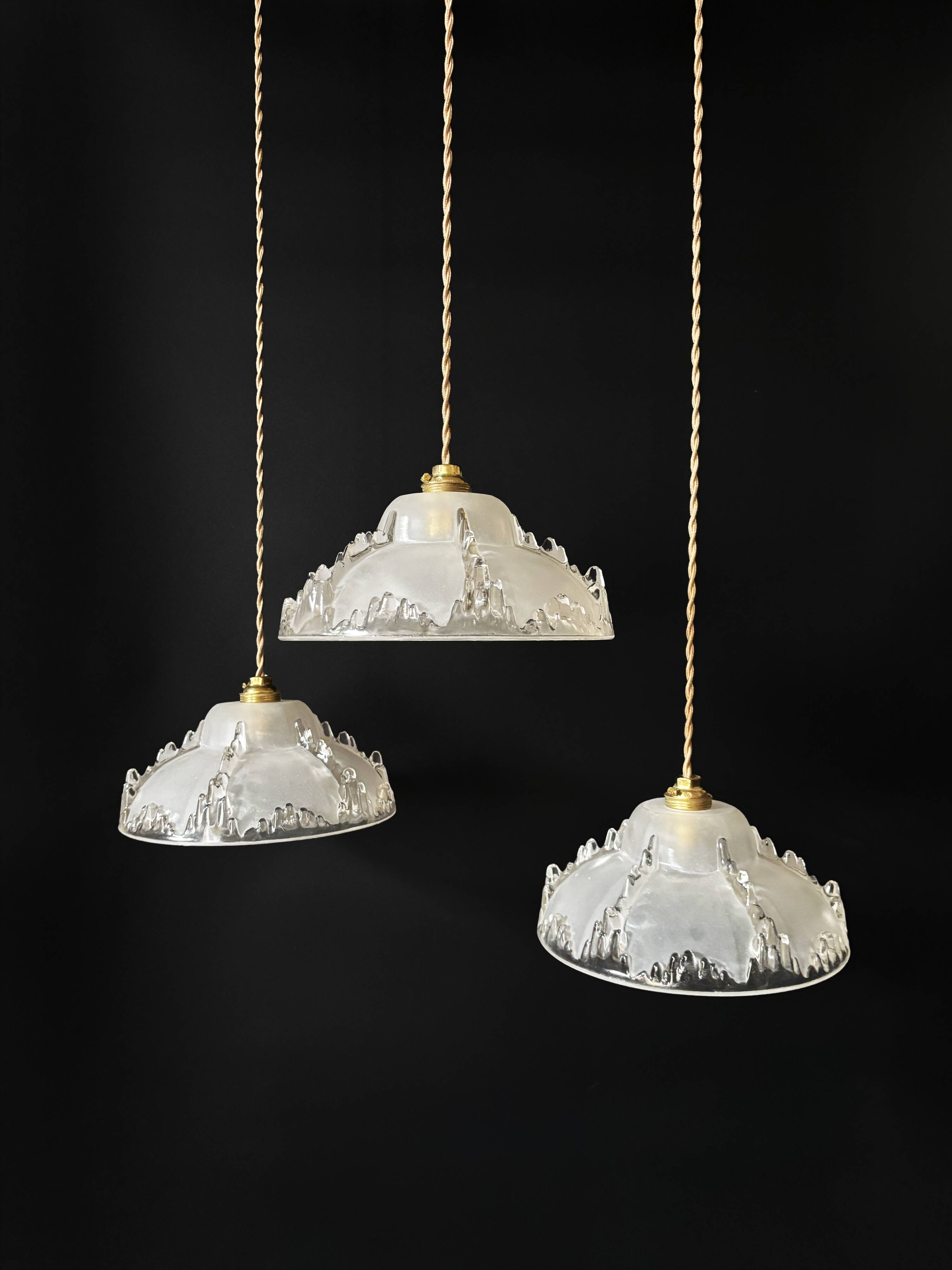 Ensemble de 3 suspensions Art deco Ezan en verre moulé givré