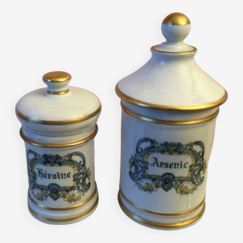 Lot de deux pots d’apothicaire en porcelaine