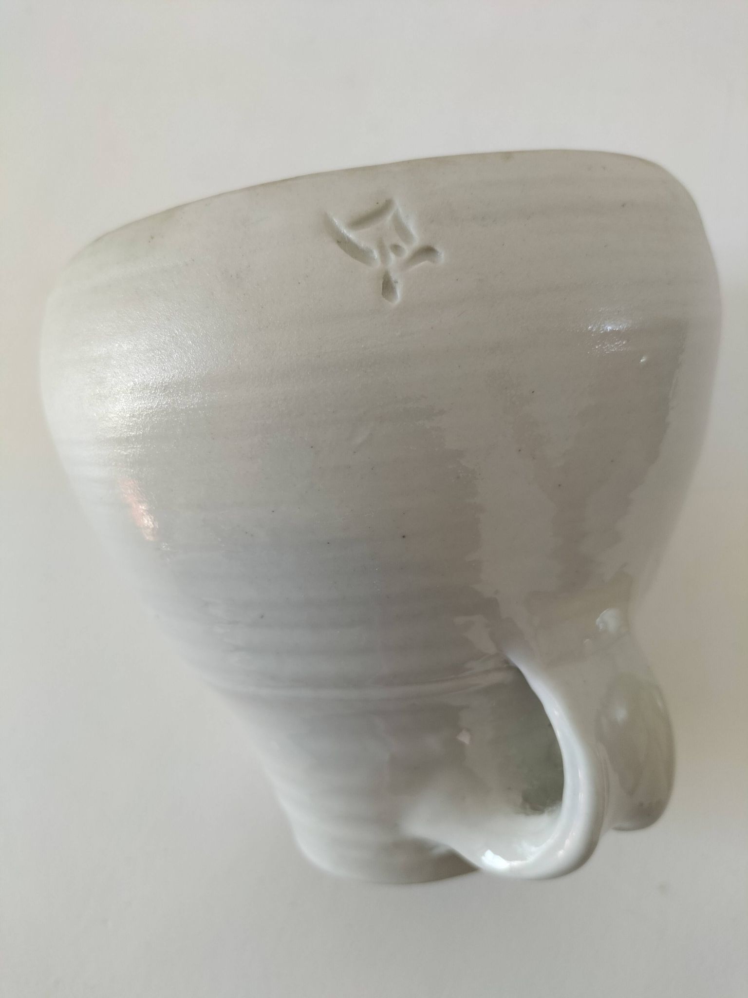 Pichet en grès blanc tourné main – céramique artisanale signée