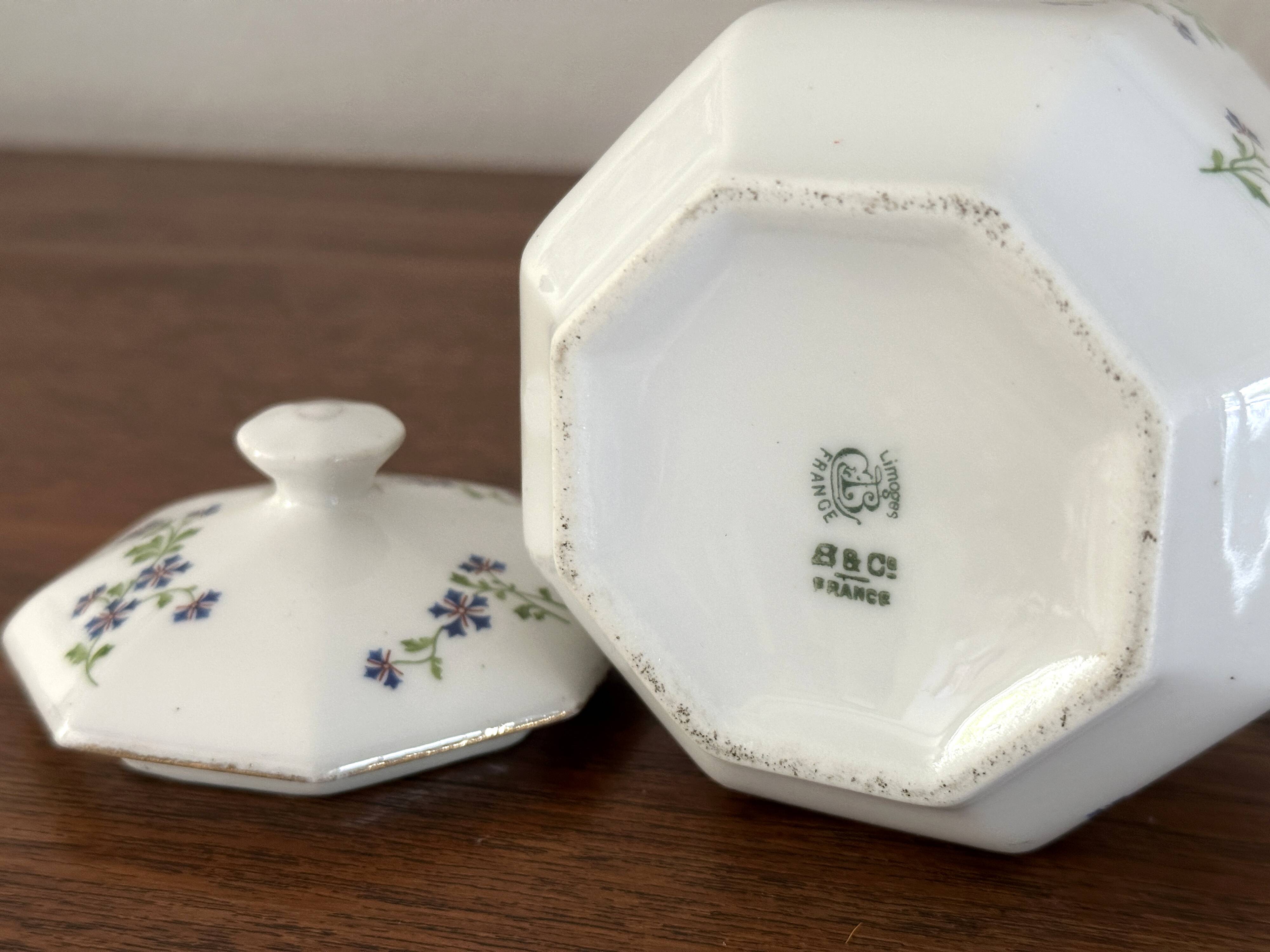 Sugar bowl / sweet jar in Limoges porcelain by Bernardaud with a barb decoration.