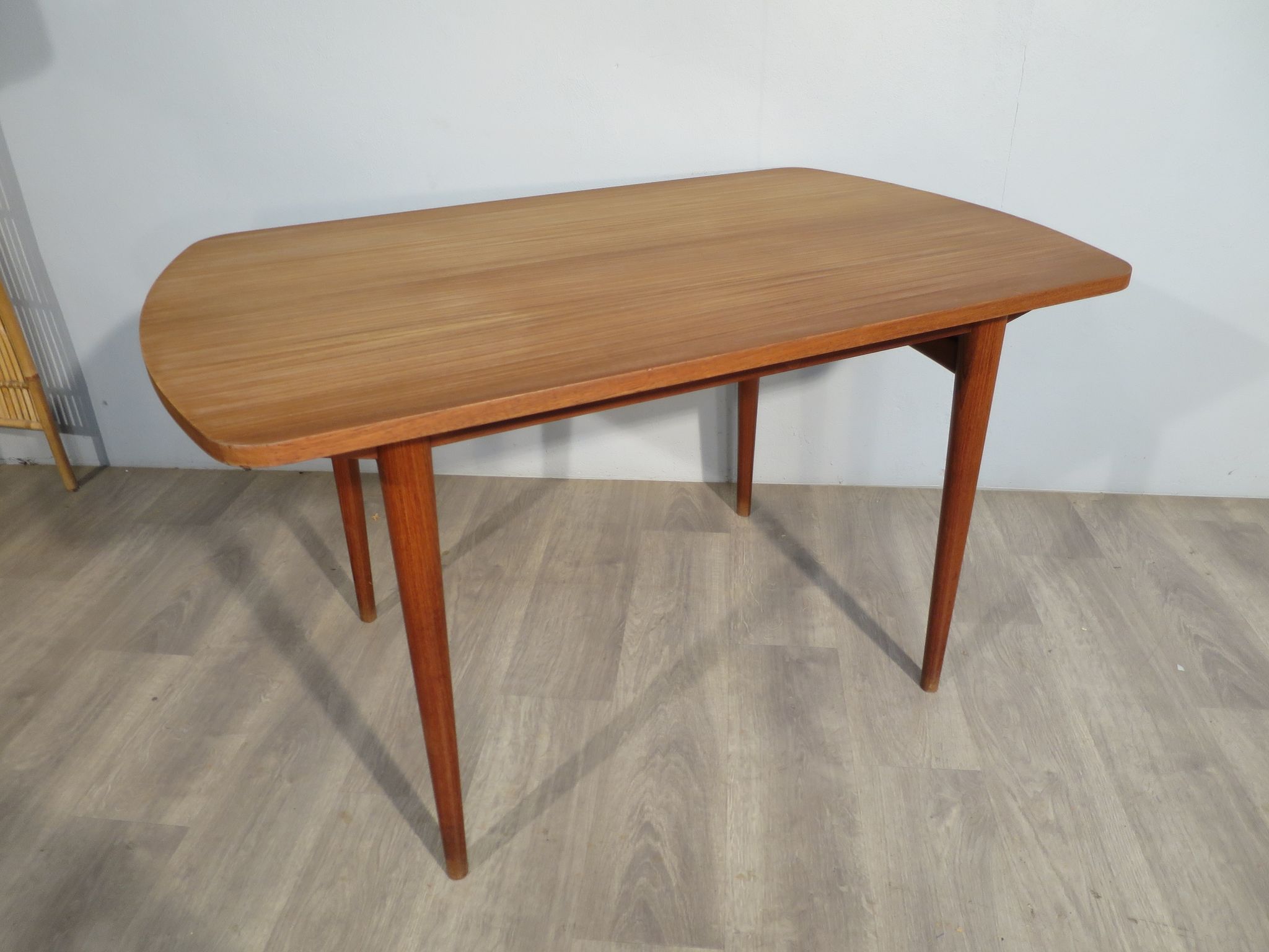 Table scandinave en teck massif des années 60