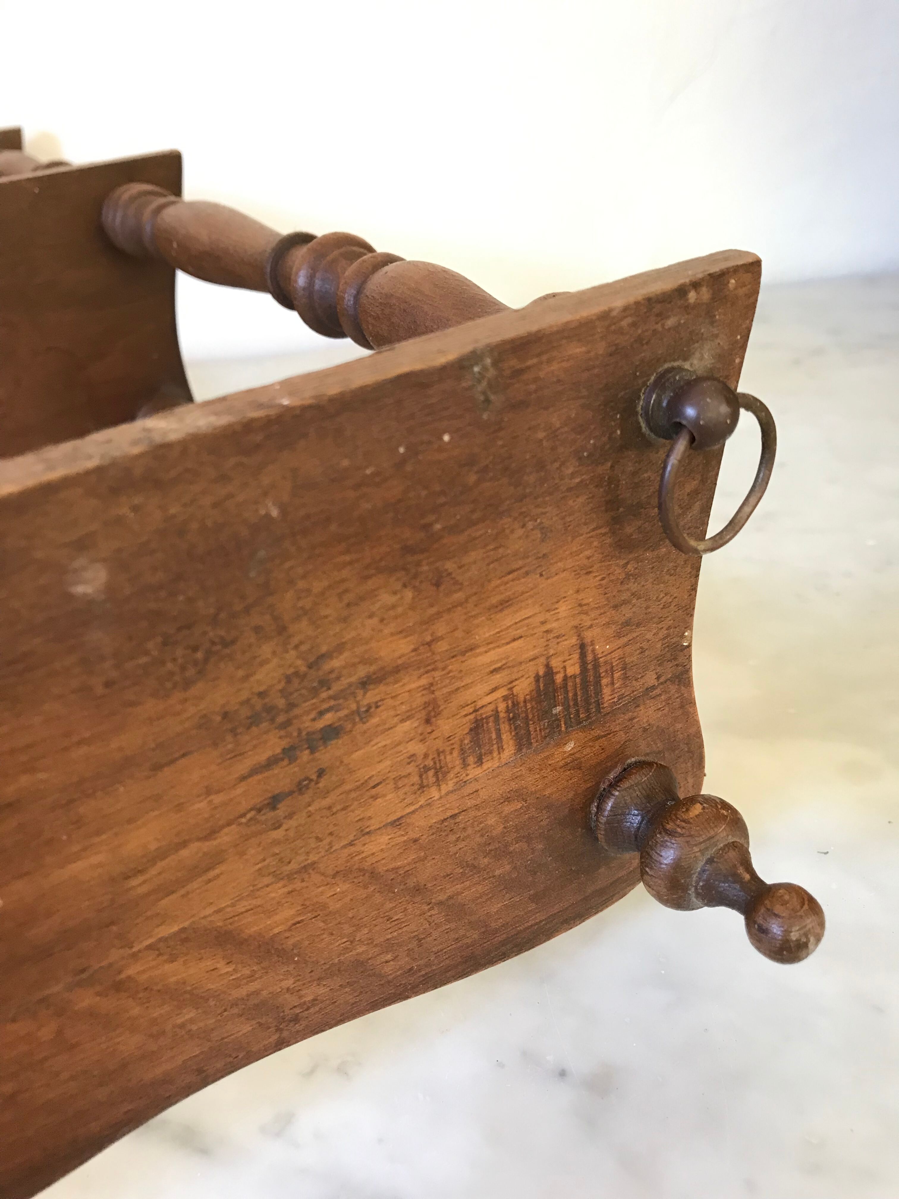 Wooden shelf turned at the end of the 19th century