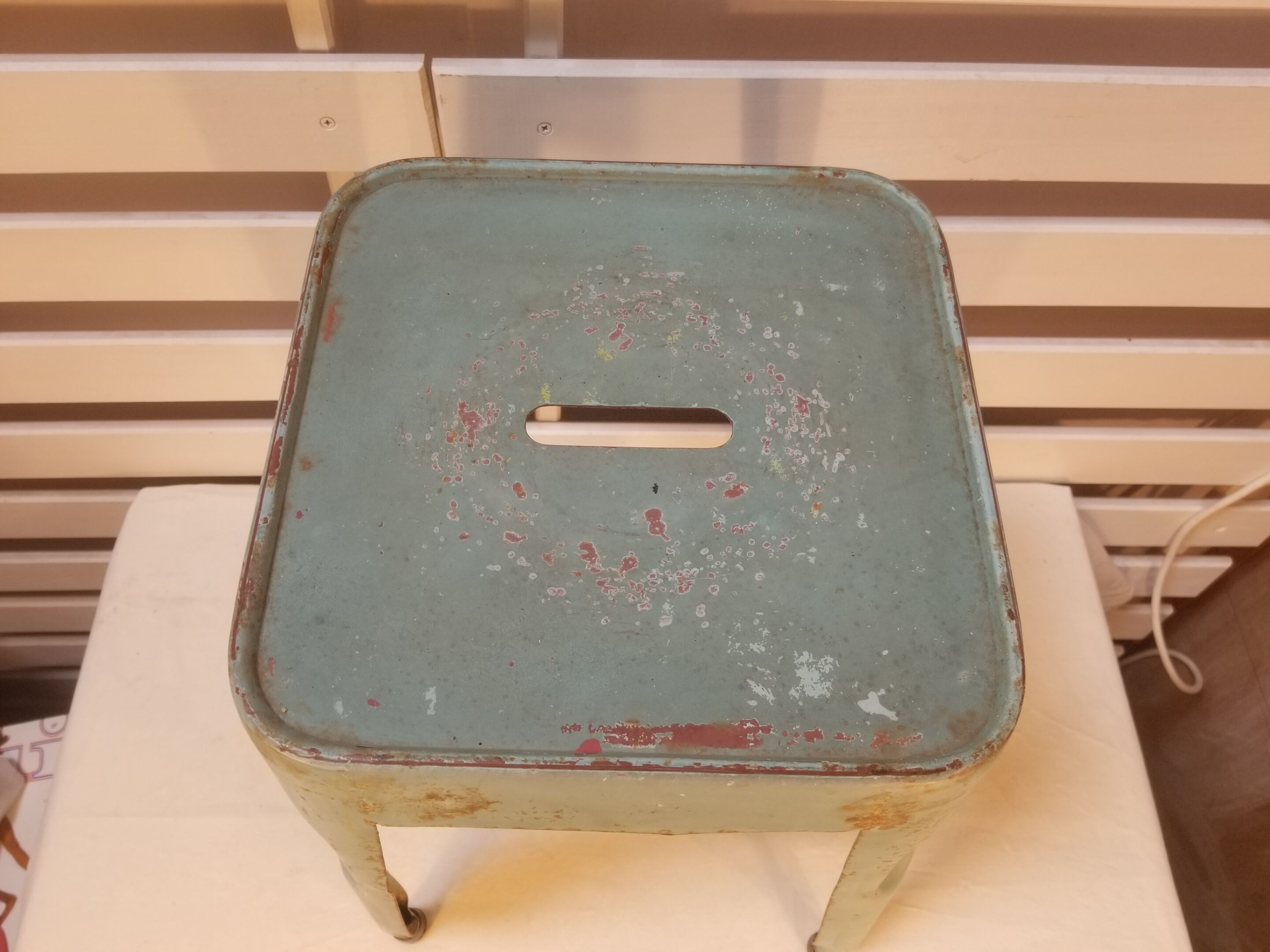 Tabouret vintage industriel en tôle