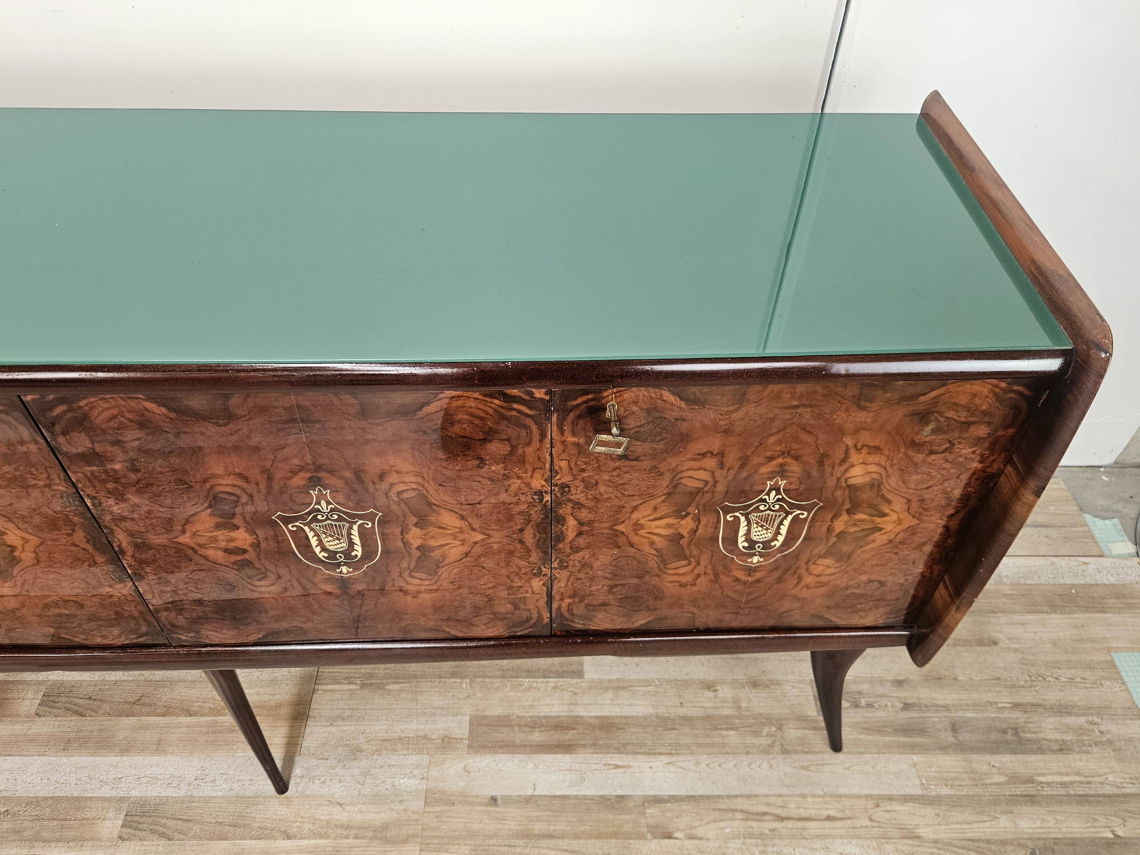 Buffet en acajou du milieu du siècle avec verre teal et compartiments avec tiroir.