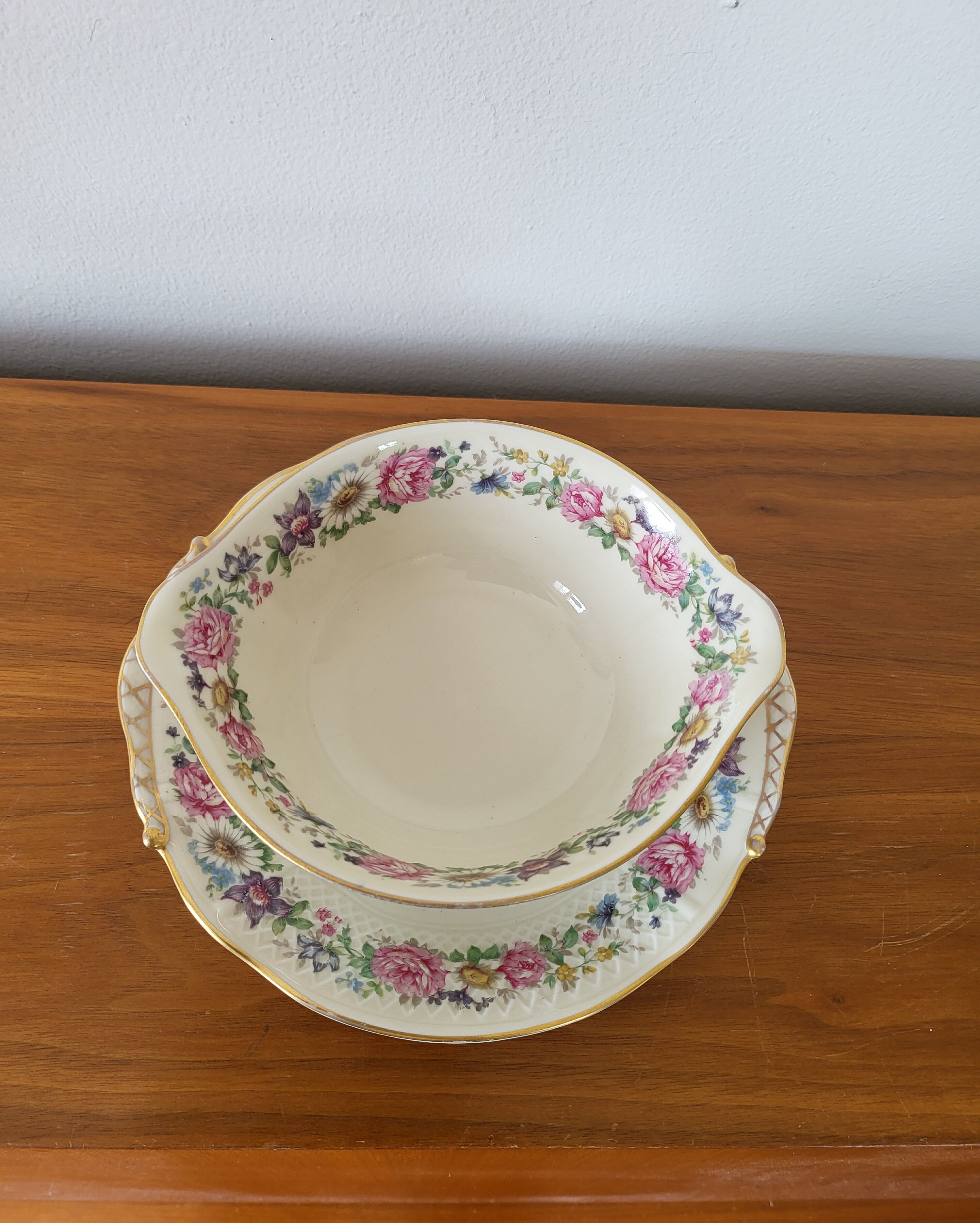 Limoges Bernardaud. Sauce boat in porcelain with floral decorations.