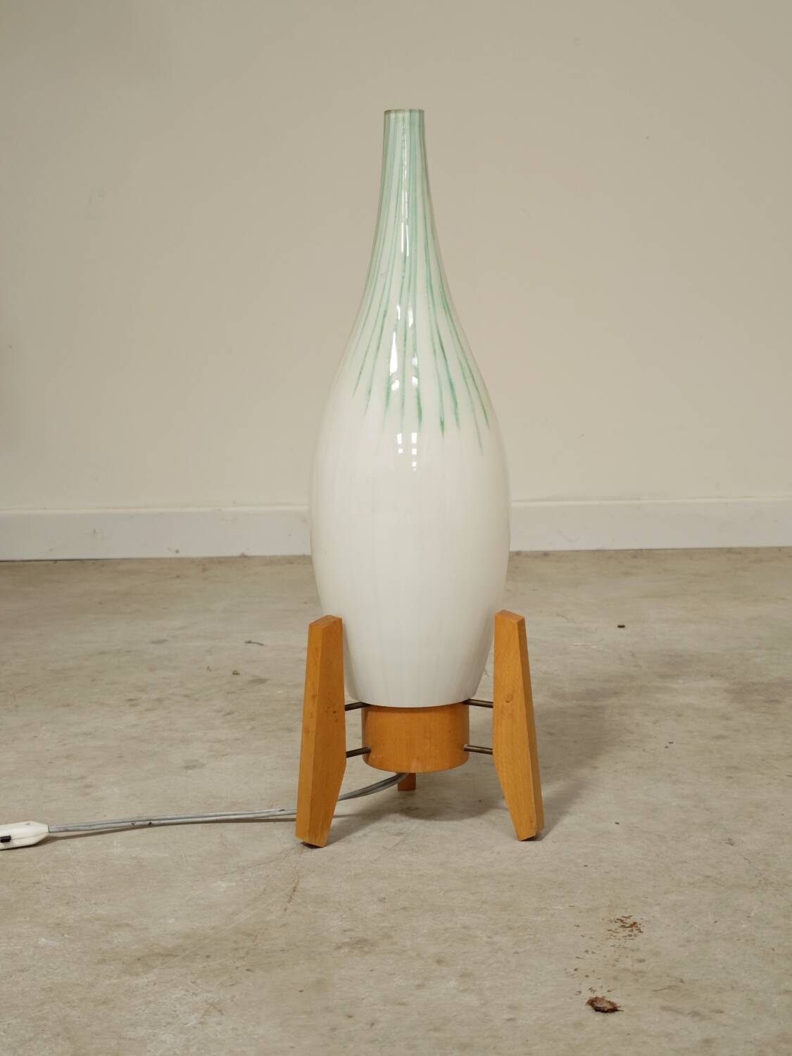 Lampe de table Drevo Humpolec opaline verte type 107/S