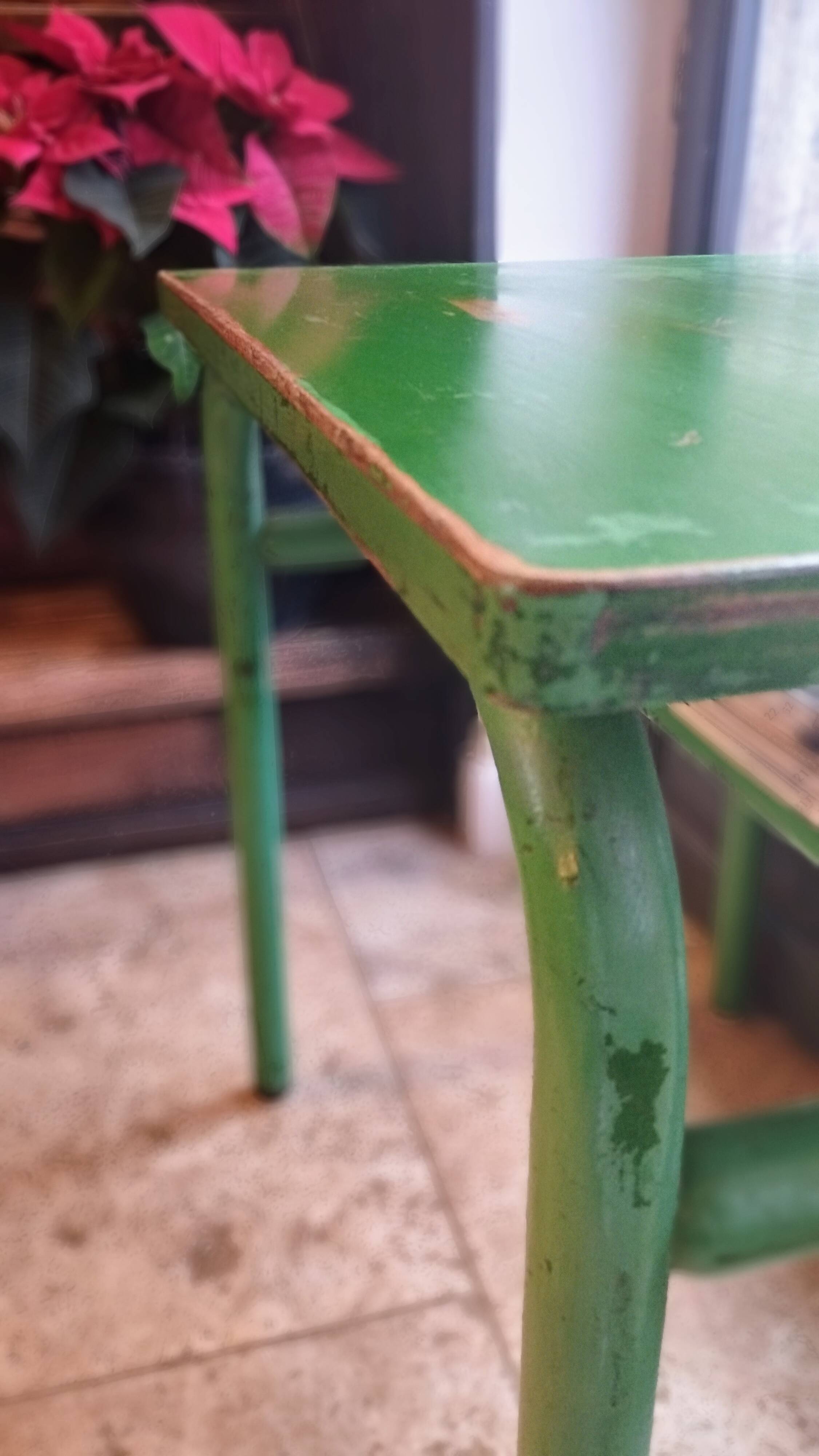 Bureau d'écolier des années 1960 sur peinture verte d'origine