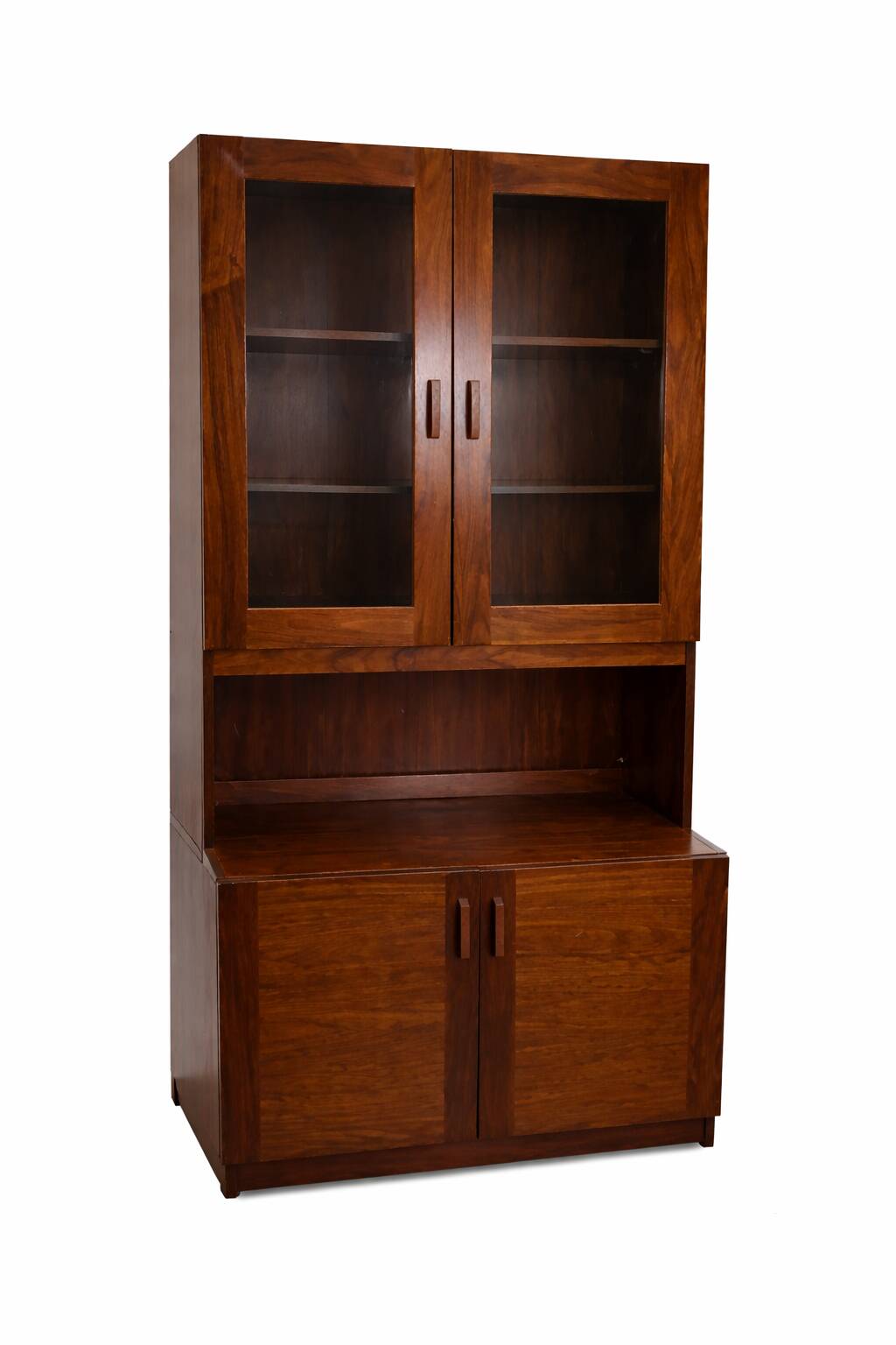 Vintage display cabinet in solid wood – mid-century spirit from the 60s/70s.
