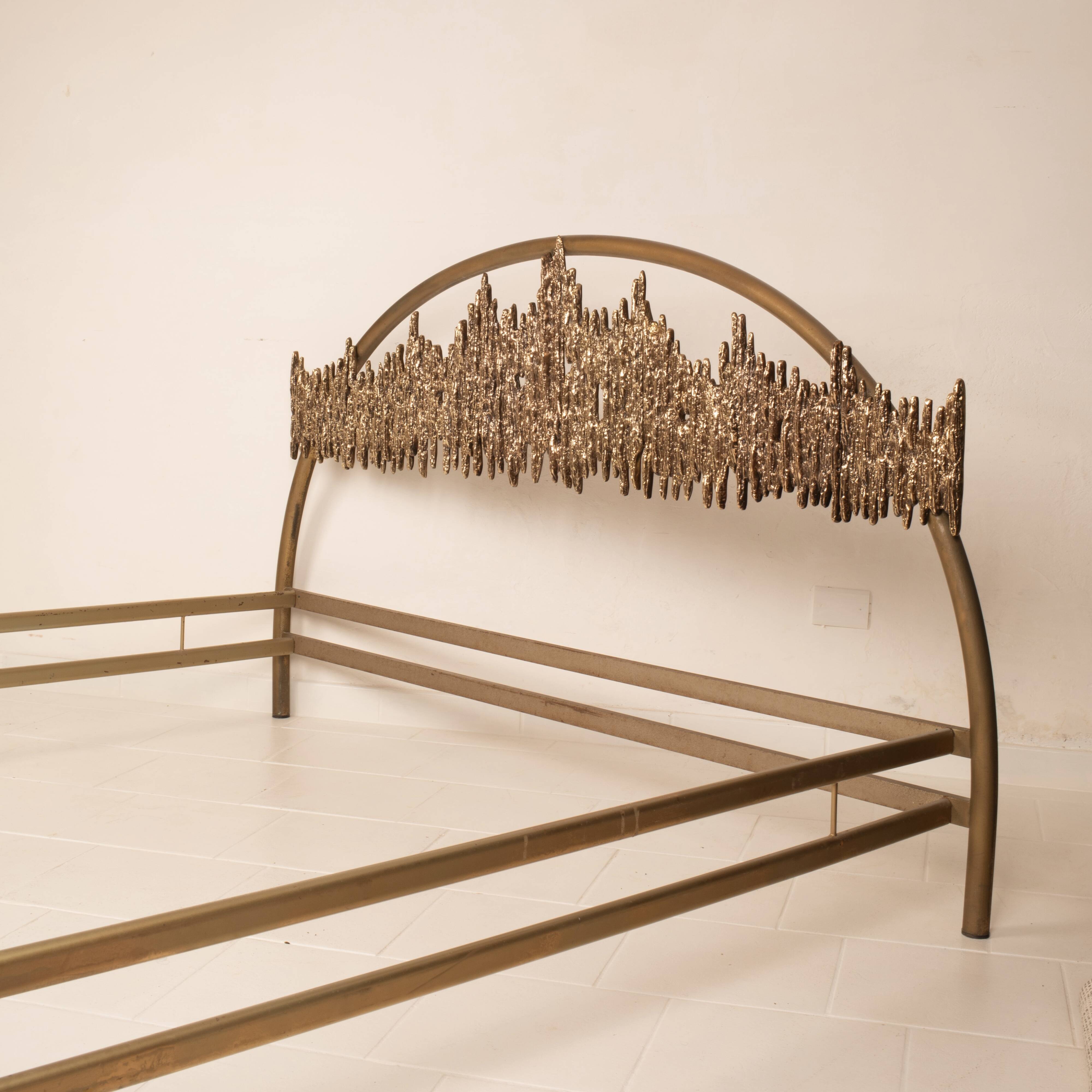 Aurora frame bed by Luciano Frigerio for Frigerio di Desio 1970