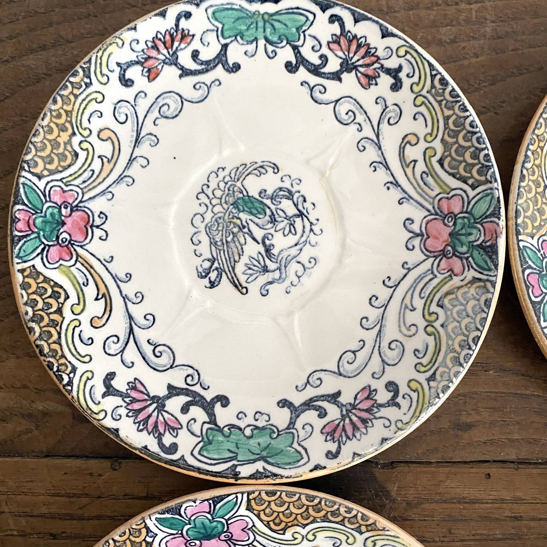 Assiettes en terre de fer polychrome Longwy modèle "chinois"