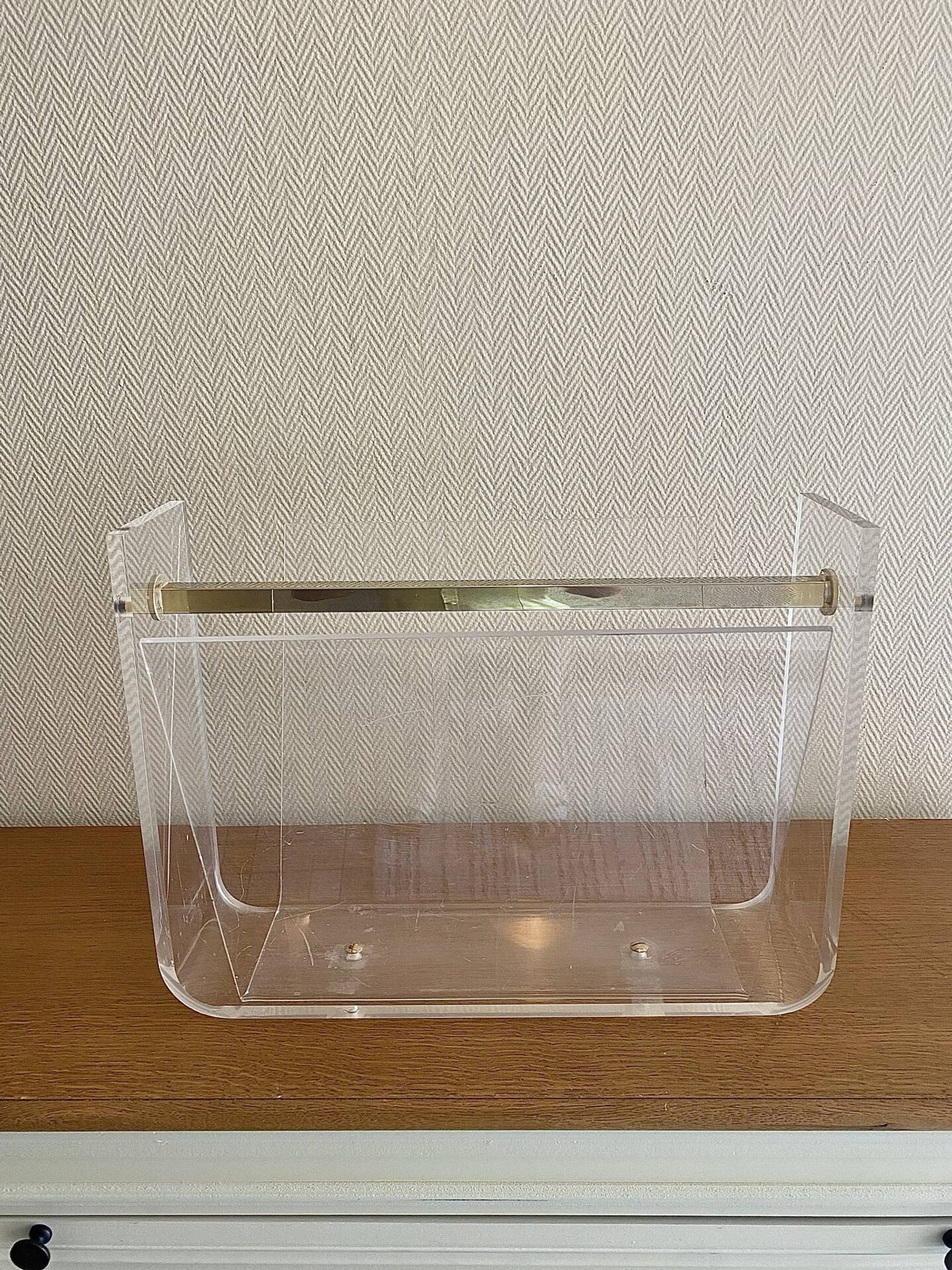 Porte revue vintage en plexiglass par David lange