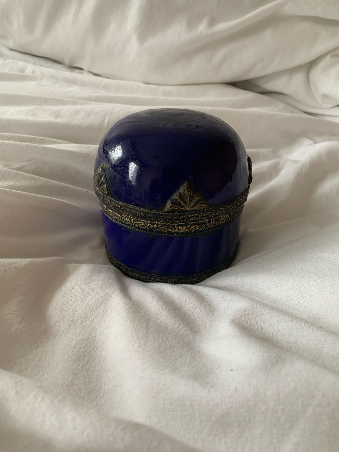 Ceramic pot and bronze blue flower old