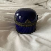 Ceramic pot and bronze blue flower old