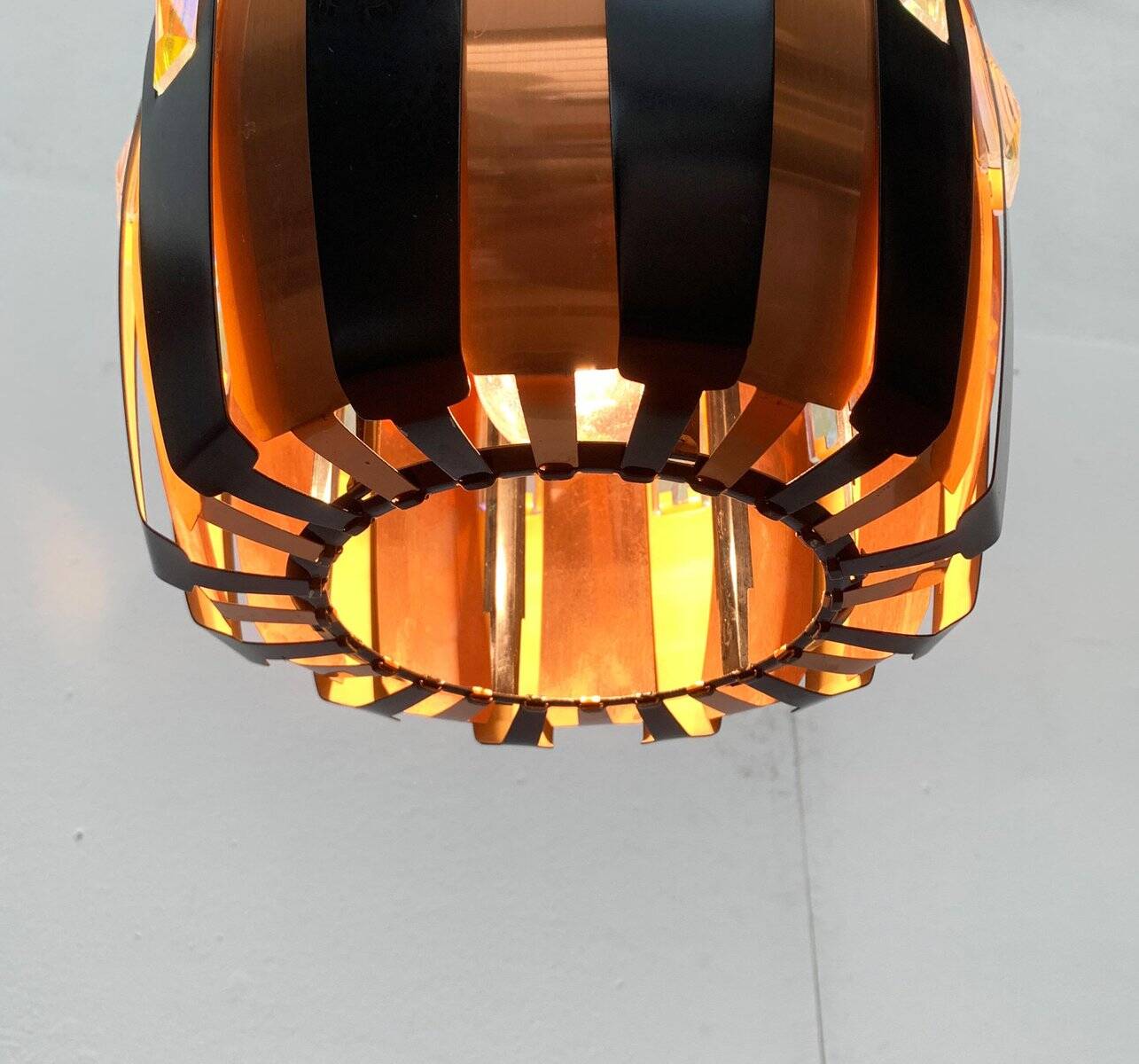 Lampe suspension danoise en métal cuivre et noir et prisme de style mid-century modern par Werner Schou pour Coronell Elektro