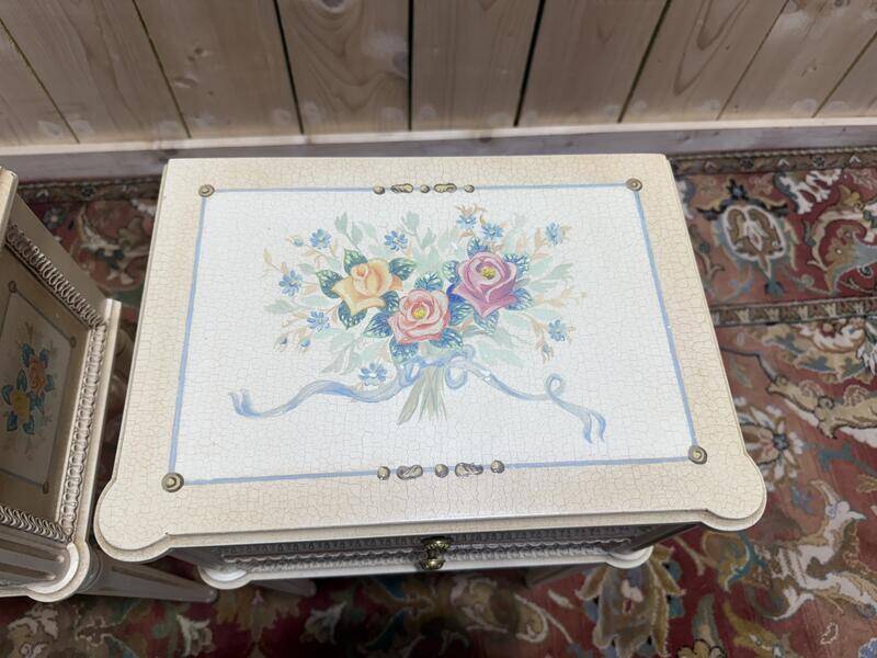 Paire de tables de chevets de style Louis XVI en bois peint