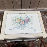 Paire de tables de chevets de style Louis XVI en bois peint