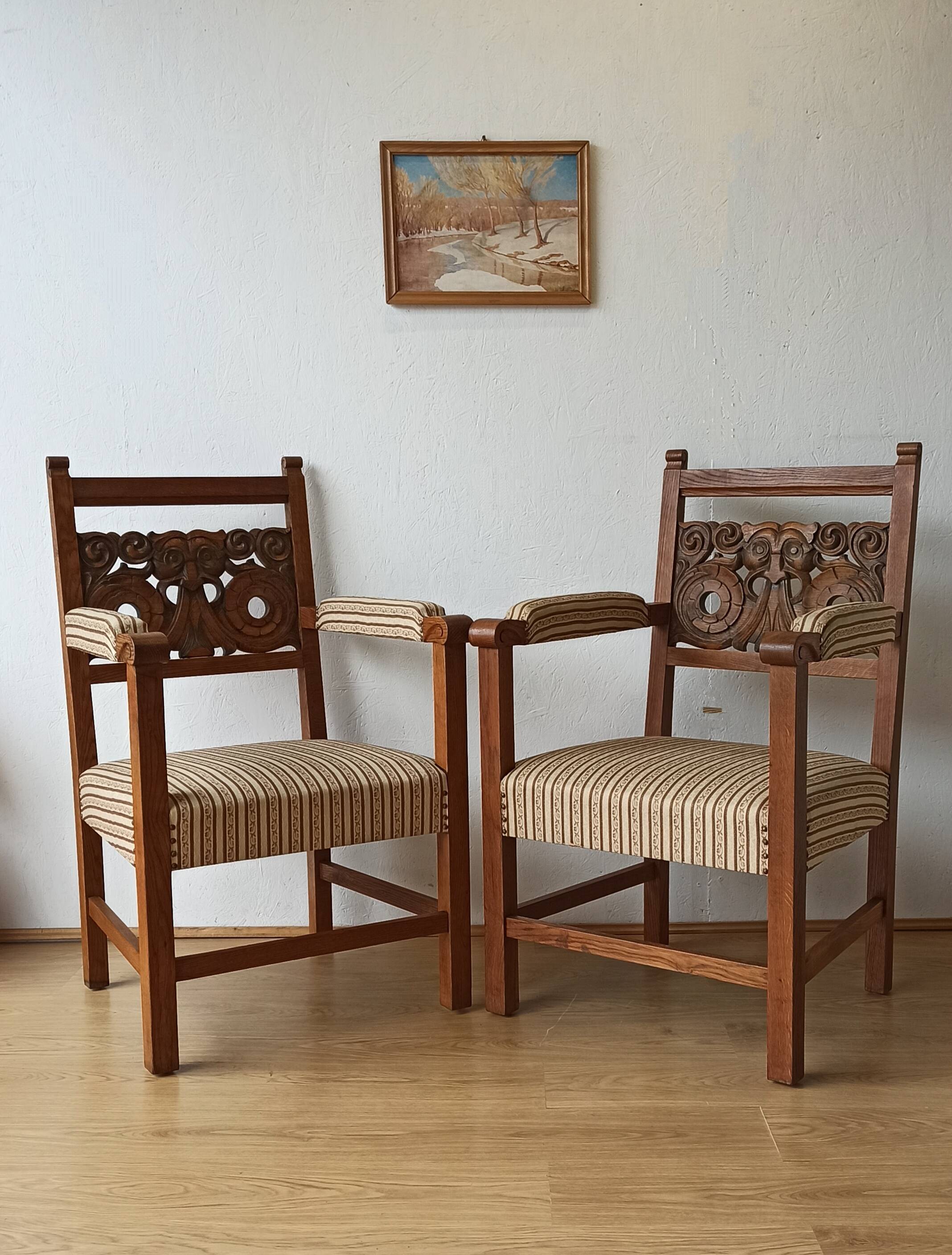 Pair of thrones vintage incredible chairs.