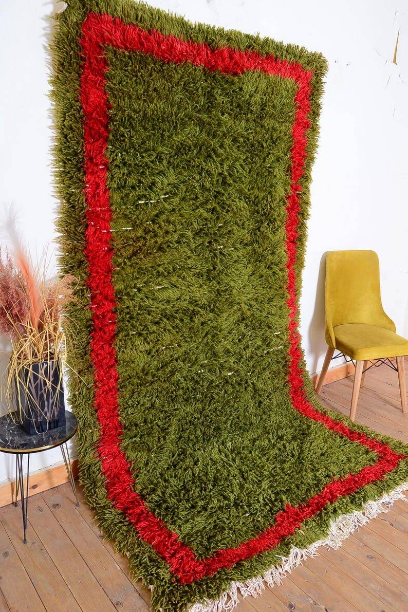 Handmade pure wool rug in green and red, size 140/260 cm.