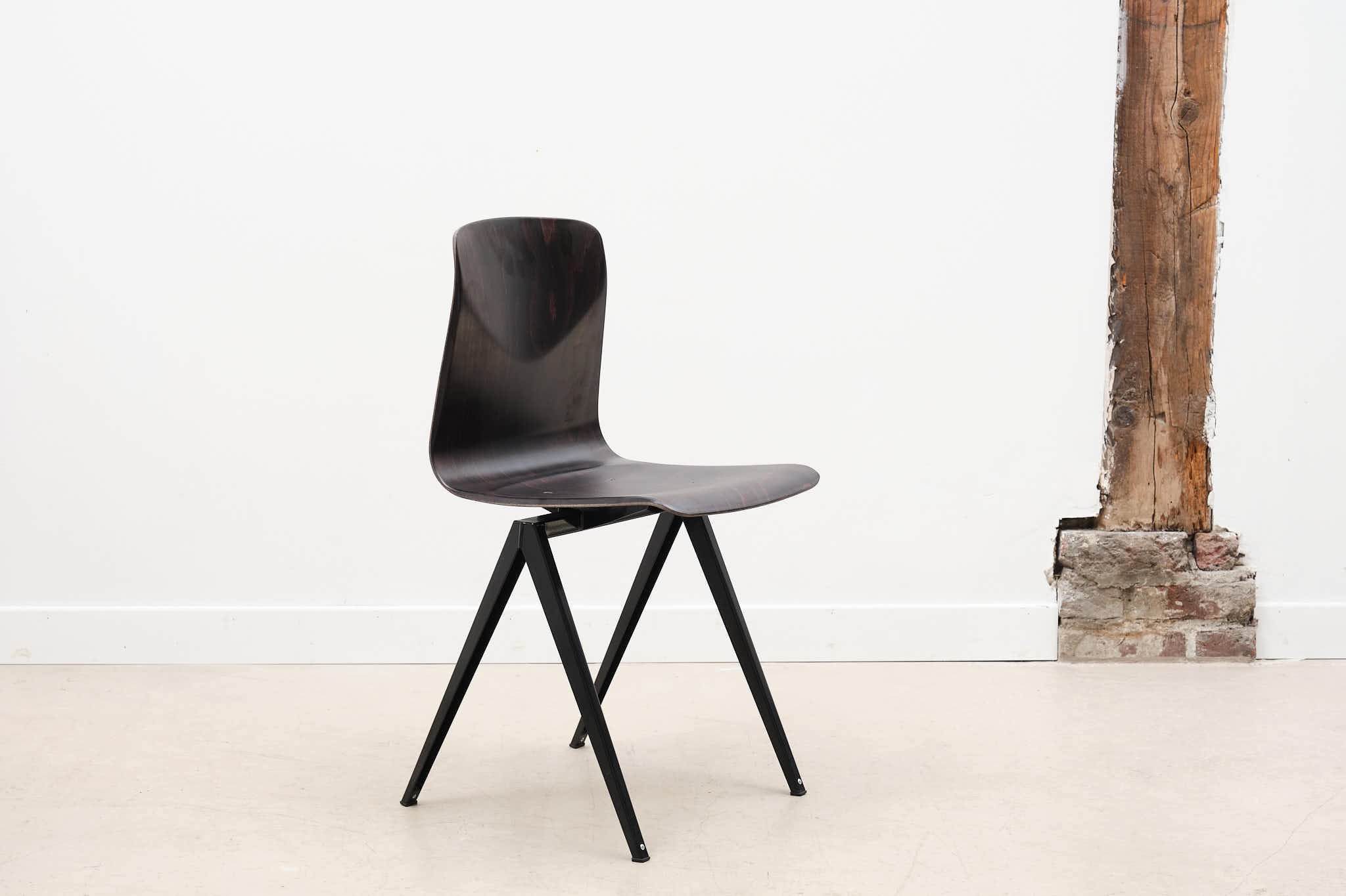 Chaise Galvanitas S19 réédition droite ébène noir
