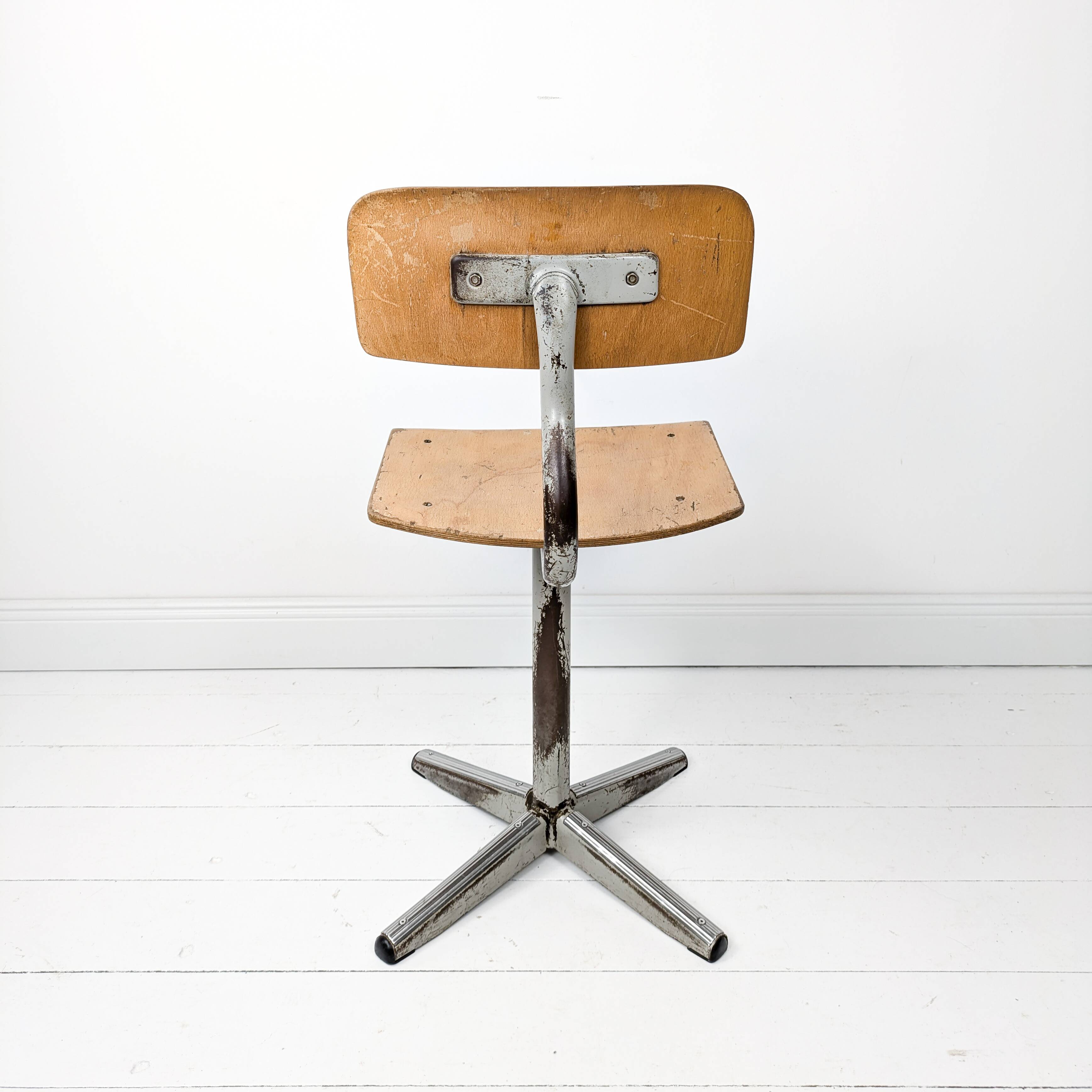 Mid Century Chaise d'école Chaise d'enfant Bois Métal Vintage Rétro Chambre d'enfant Pied Skandi Sca