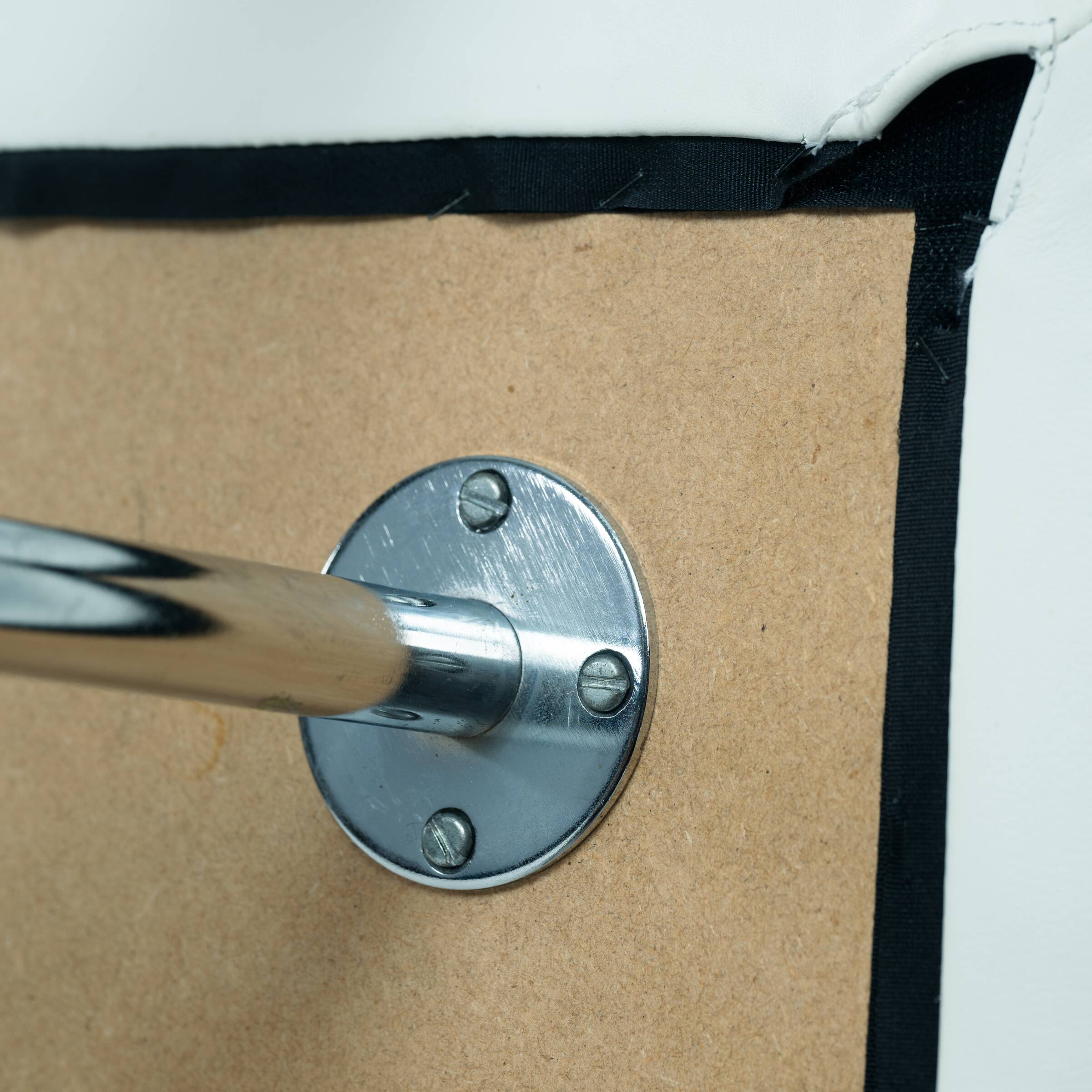 Dutch design Rob Eckhardt chaise longue white leather tubular steel, 1980s