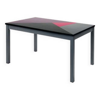 Table bureau design couleurs sombre et rose vif