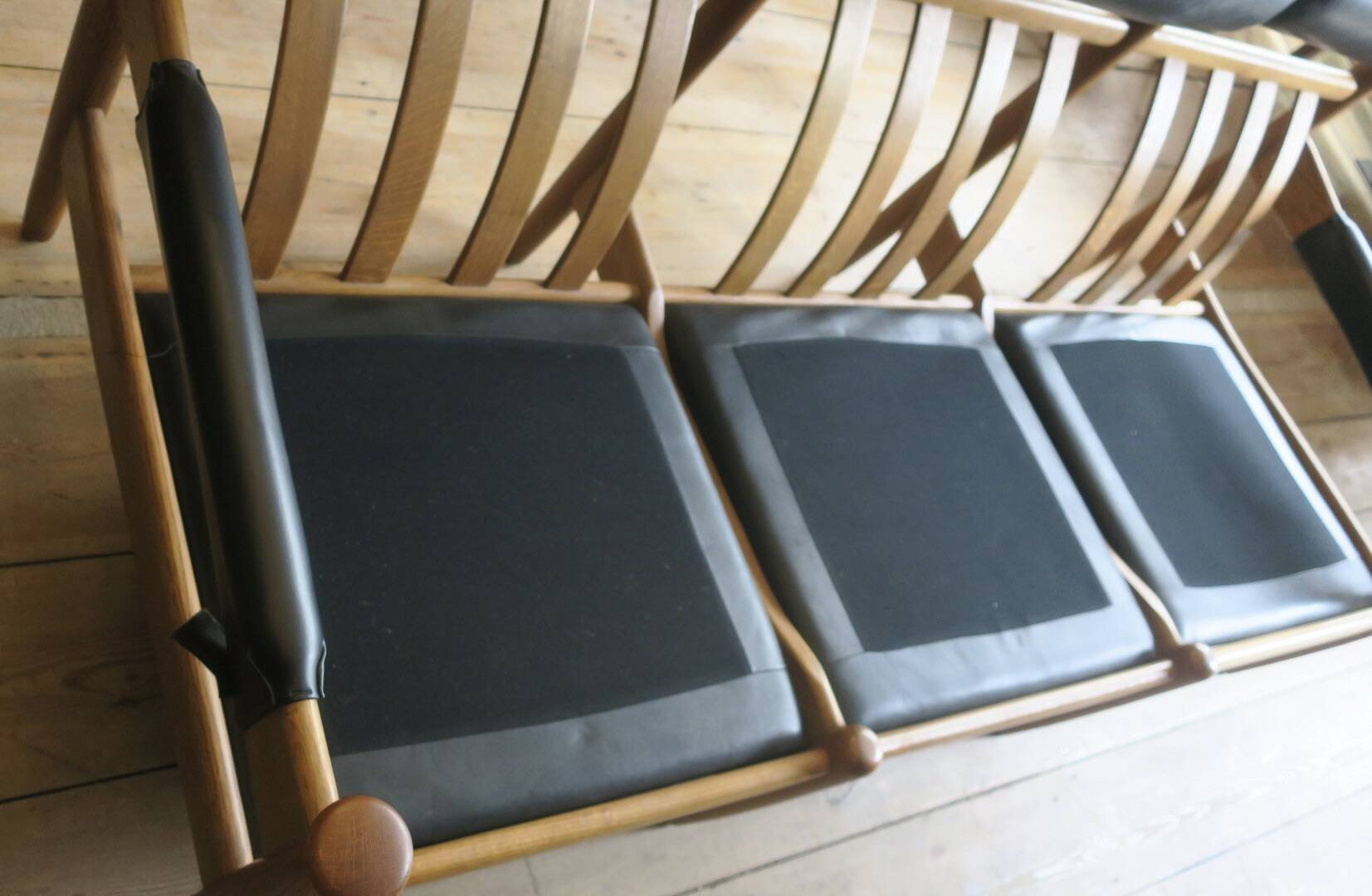 Canapé 3 places en cuir du milieu du siècle avec accoudoirs enveloppants, Suède, années 1960