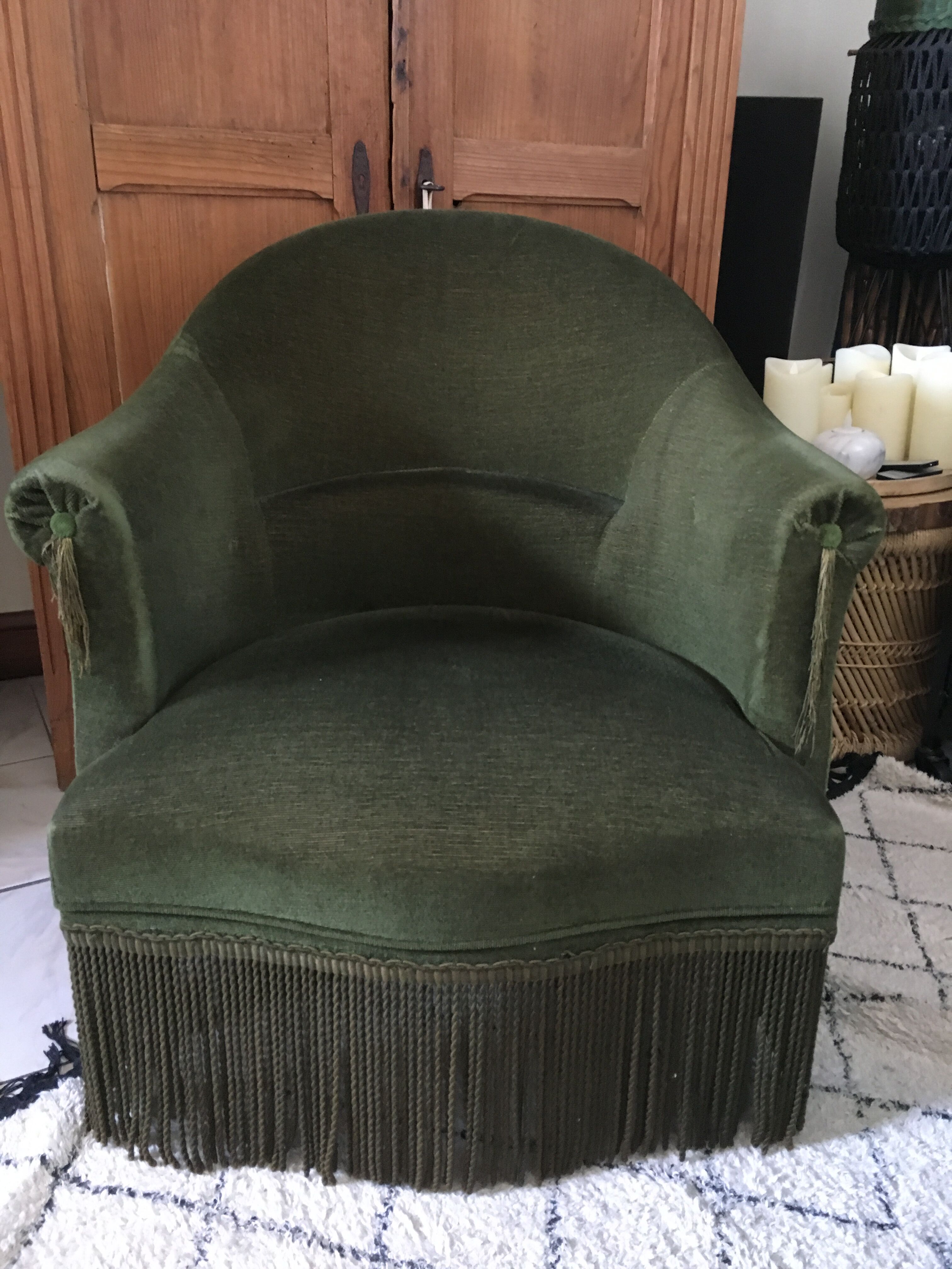 Green toad armchair