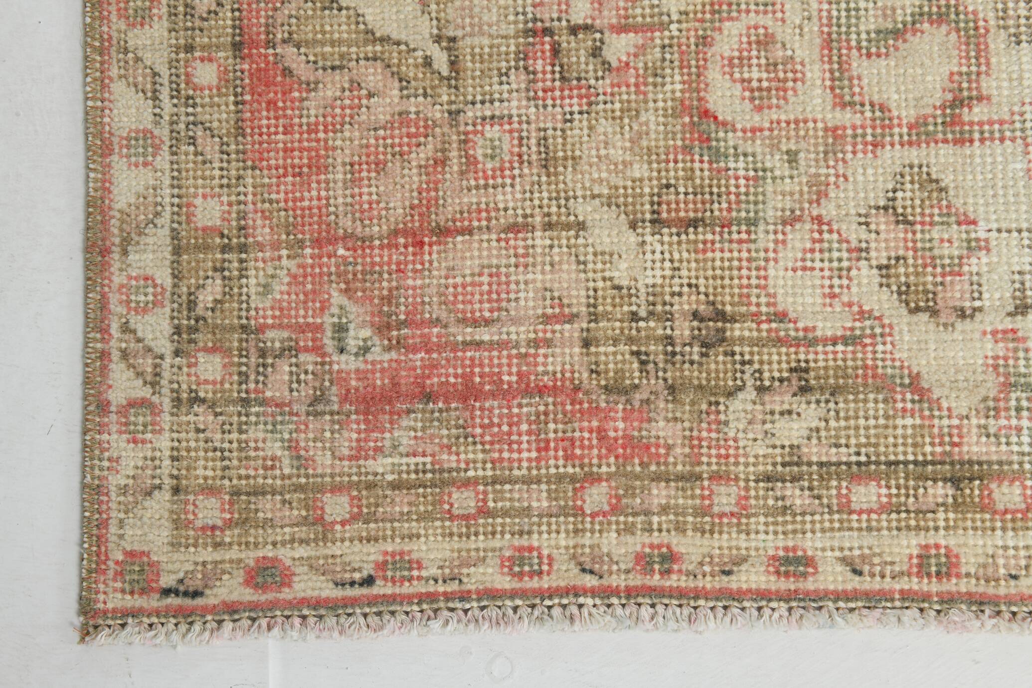 Tapis persan ancien noué main rouge corail, médaillon central floral