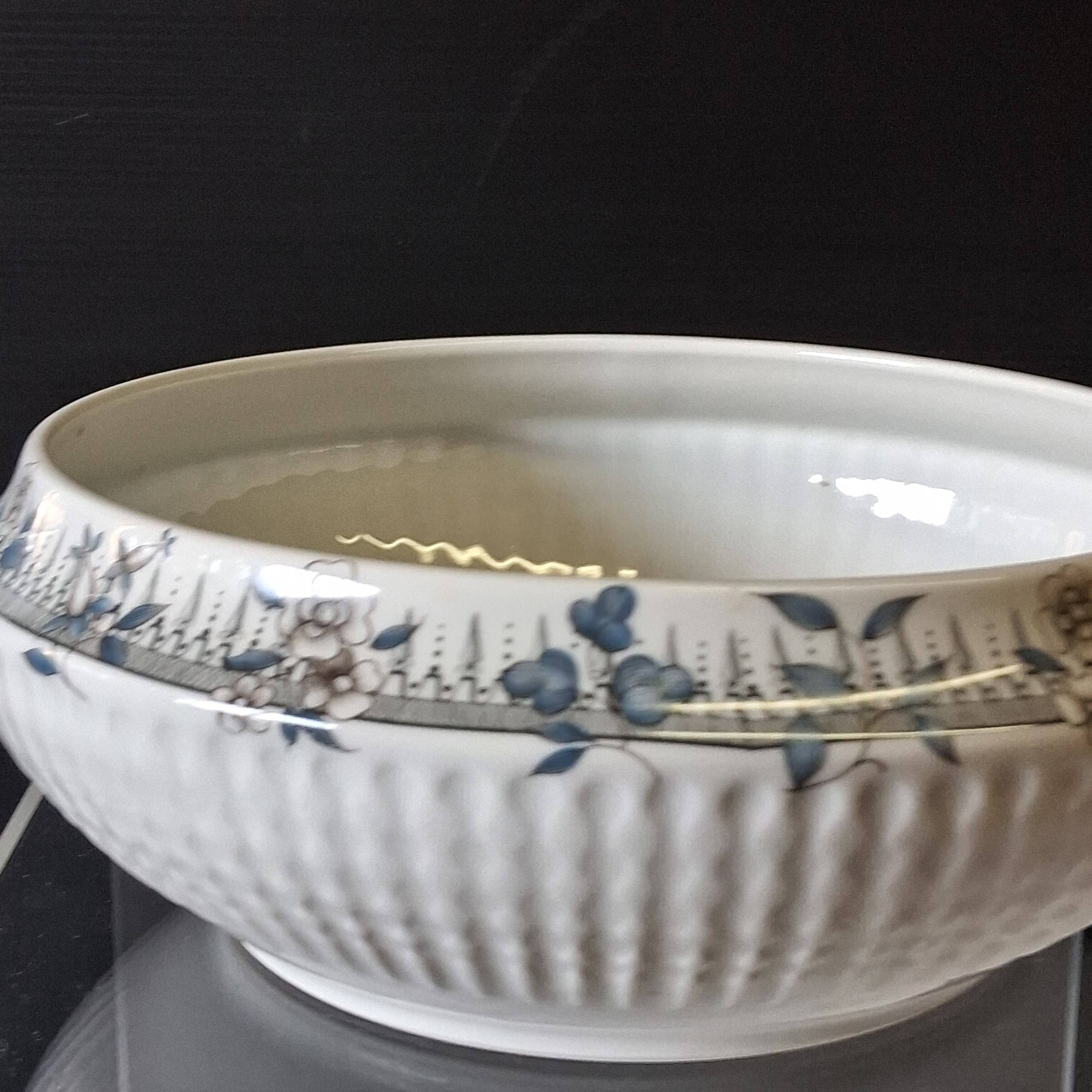 Porcelain salad bowl from Chauvigny, France, in very good condition.